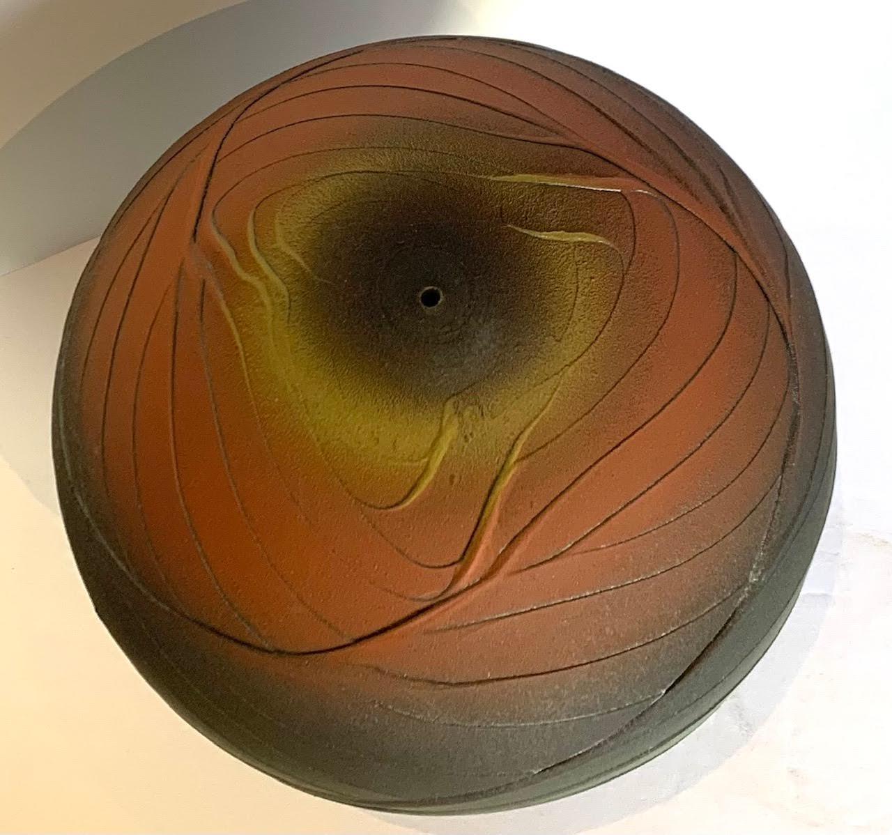 Américain Vase en faïence en spirale texturée rouge, grise et verte, États-Unis, contemporain en vente