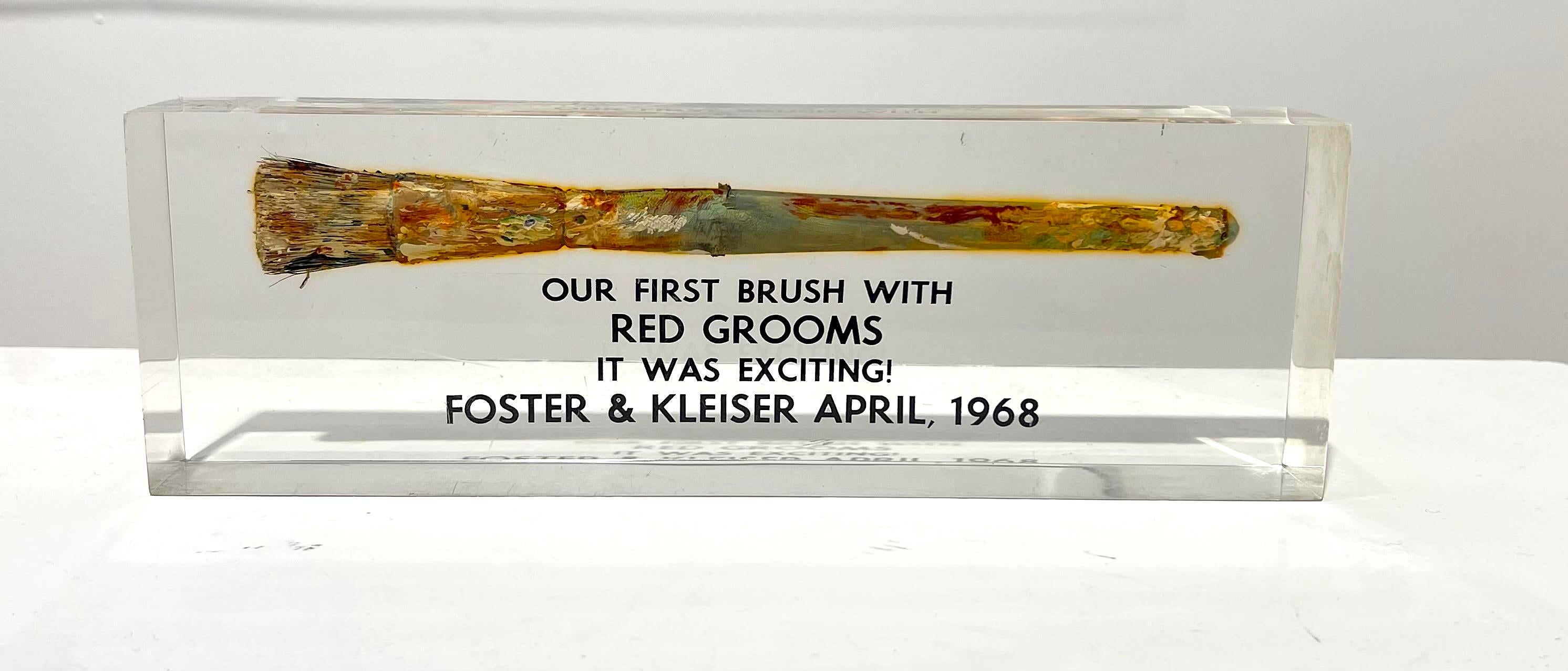 Rote Bräutigame
"Unser erster Pinselstrich mit roten Bräutigamen/ Es war aufregend!", 1968
Pinsel mit Farbe im Acrylgehäuse
11 × 3 1/2 × 2 Zoll
Ungerahmt
Dieser Pinsel - mit Originalfarbe - war Red Grooms erster Pinsel, mit dem er im April 1968 die