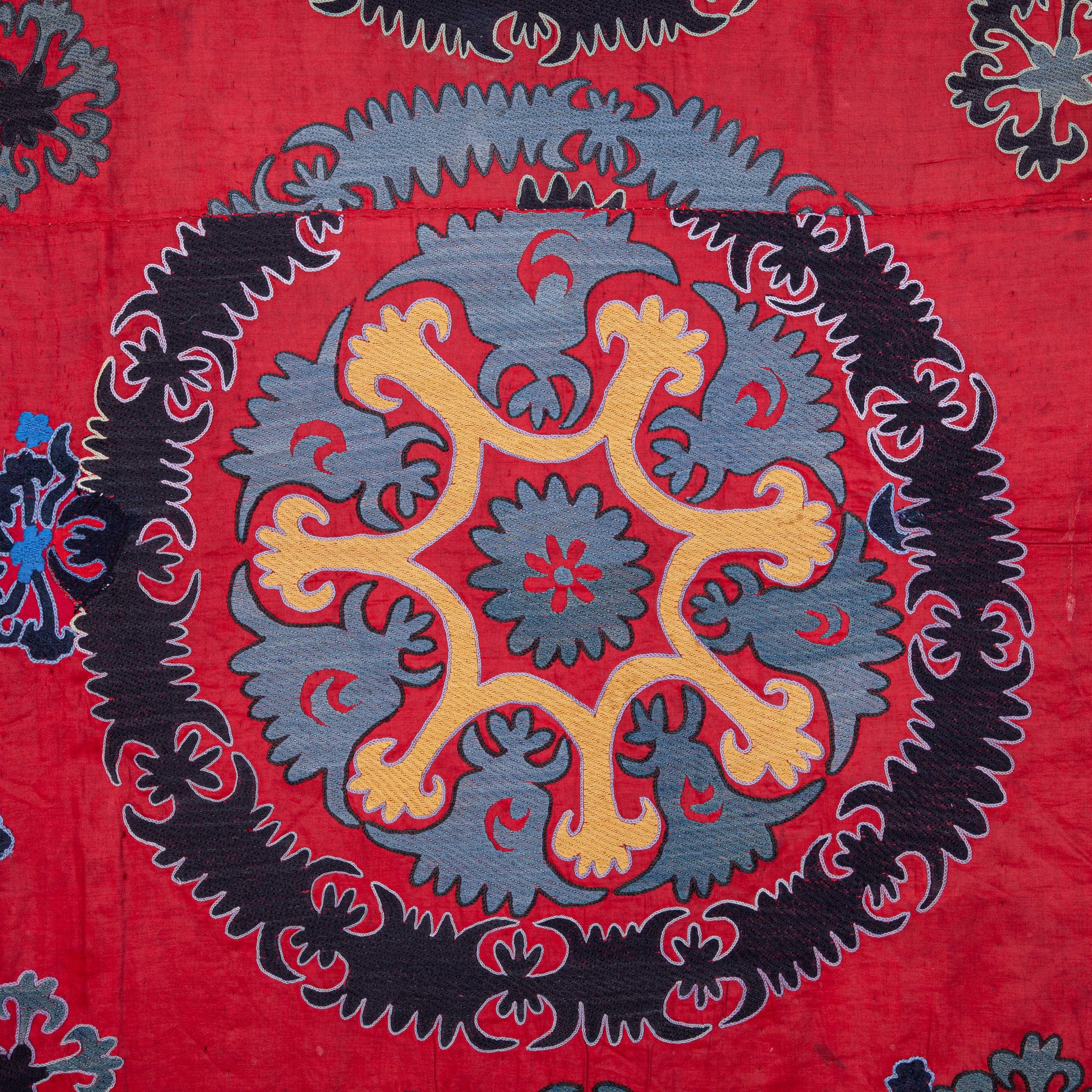 Red Ground Suzani from Uzbekistan, Early 20th Century In Good Condition For Sale In Istanbul, TR