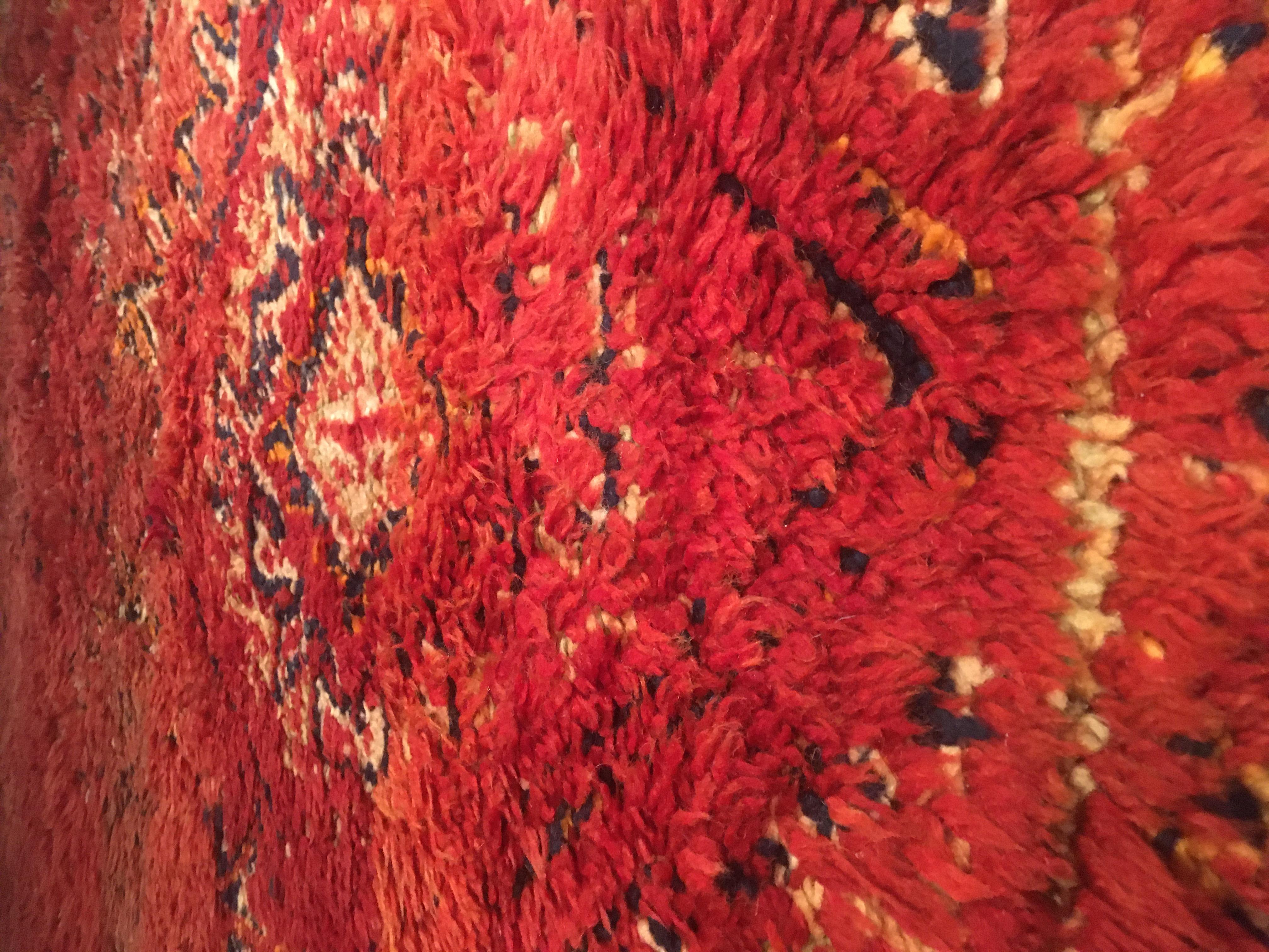 Beni Mguild, exquisiter roter marokkanischer Berberteppich im Vintage-Stil im Zustand „Hervorragend“ im Angebot in Milan, IT