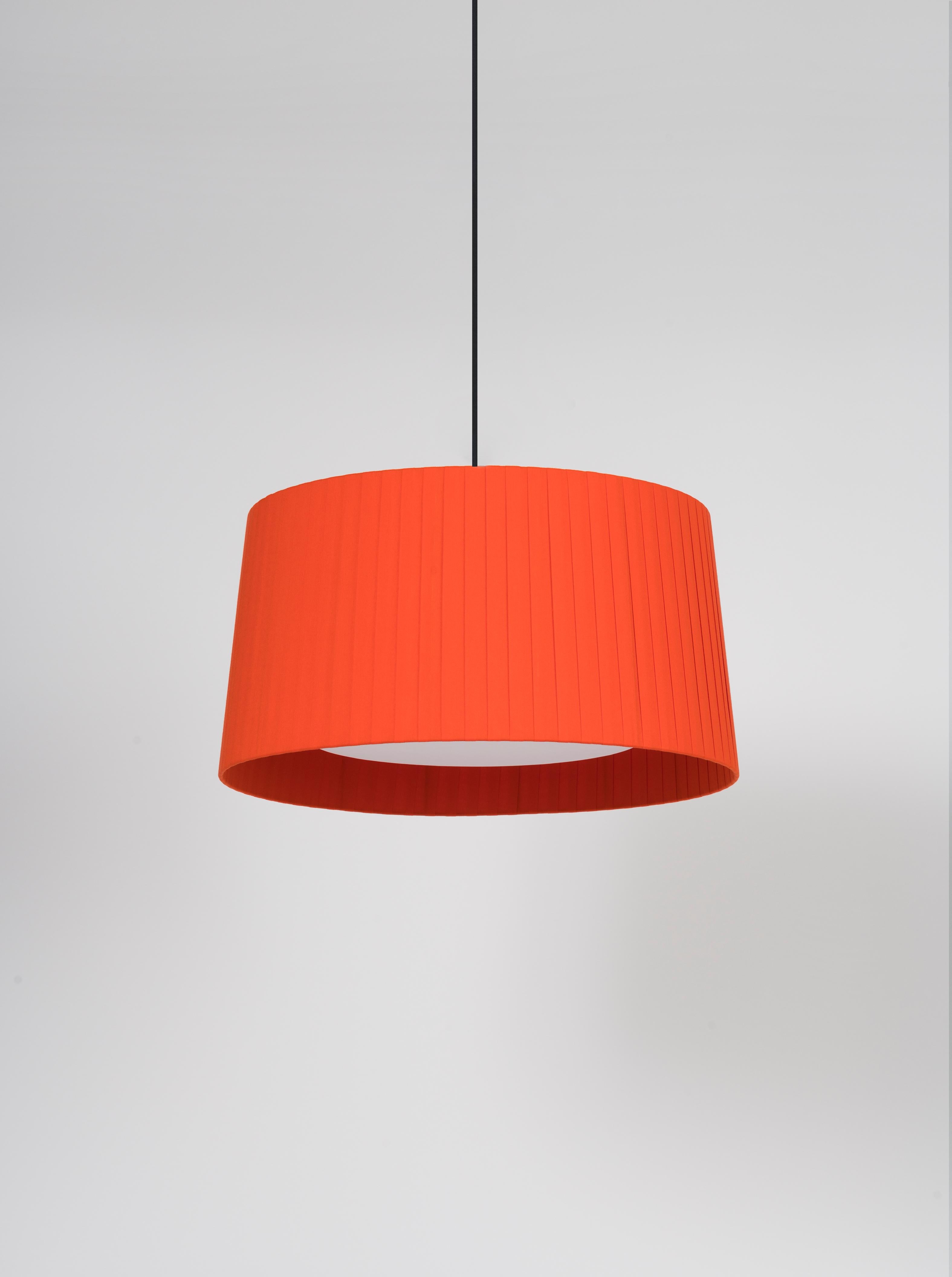Red GT5 pendant lamp by Santa & Cole
Dimensions: D 62 x H 32 cm
Materials: Metal, ribbon.
Available in other colors. Available in 2 lights version.

Designed for intermediate volumes and household areas, GT5 and GT6 are hanging lamps with