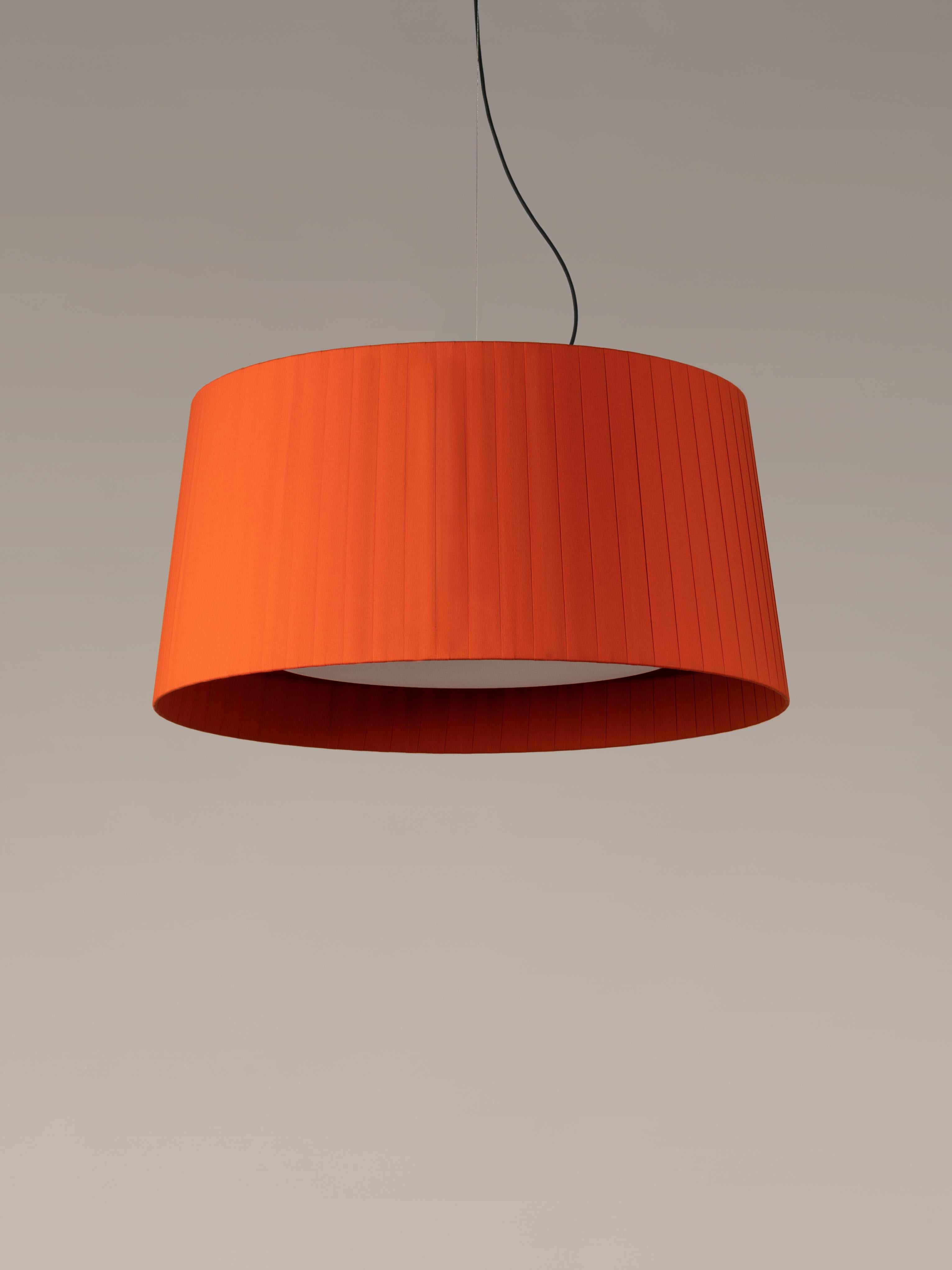Red GT7 pendant lamp by Santa & Cole
Dimensions: D 90 x H 44 cm
Materials: Metal, ribbon.
Available in other colors.

Designed for intermediate volumes and domestic areas, GT7 is larger, requiring a reinforced structure that adds a metal top