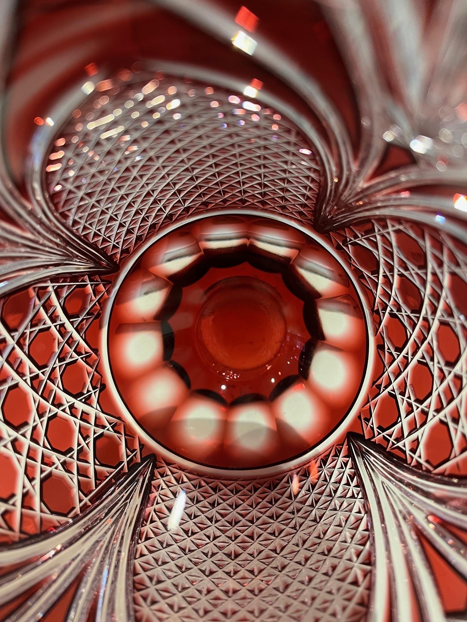 Vase en cristal rouge taillé à la main par Caesar Crystal Bohemiae Co. République tchèque en vente 4