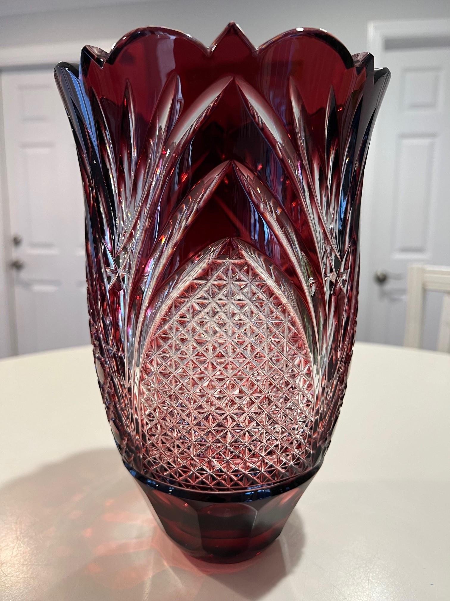 Superbe vase en cristal de plomb taillé à la main, créé comme une œuvre d'art par les mains des meilleurs verriers tchèques. La Caesar Crystal Company, en République tchèque, vend des pièces de cristal de plomb taillées à la main depuis 1861 et est