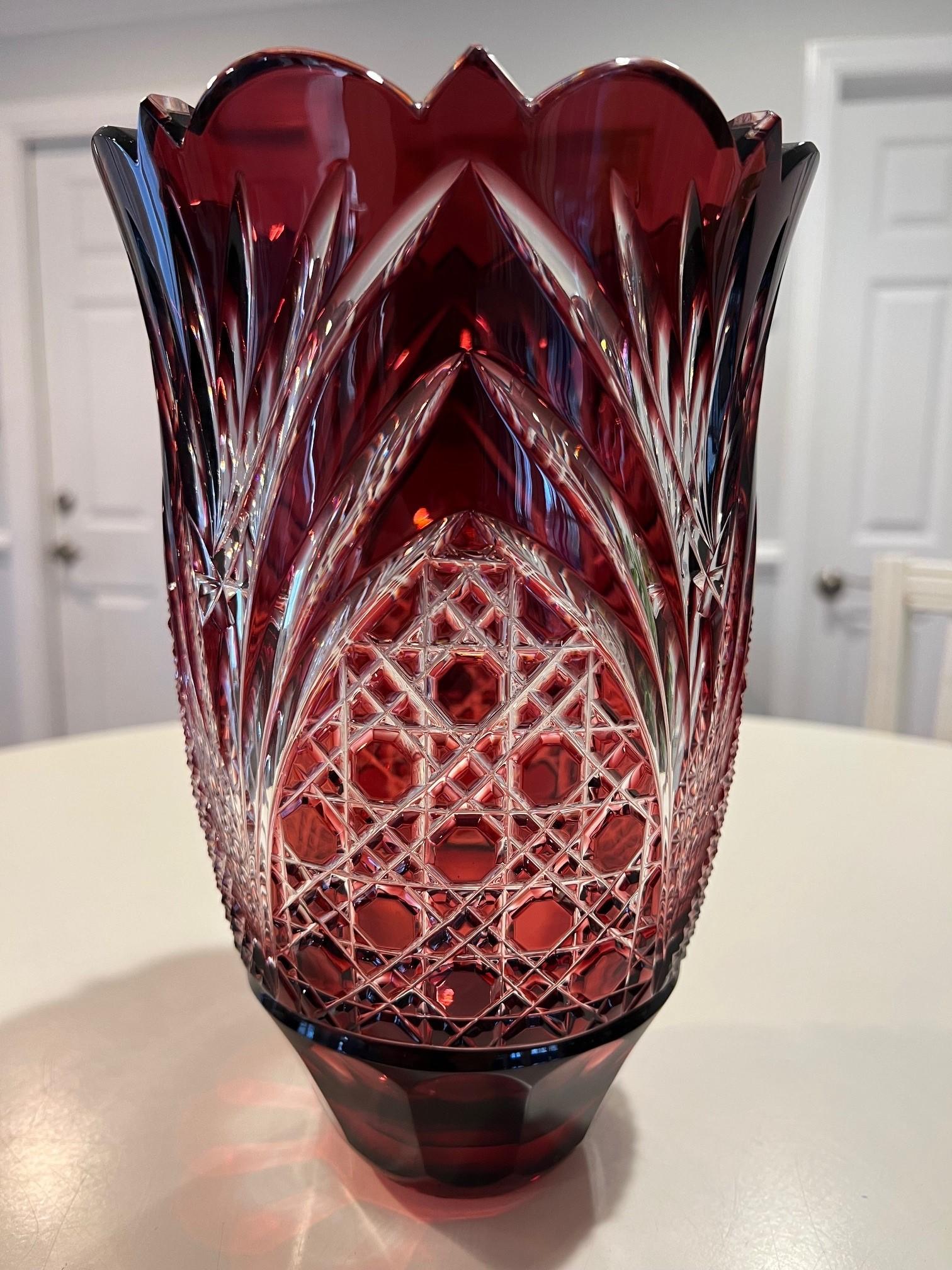 Tchèque Vase en cristal rouge taillé à la main par Caesar Crystal Bohemiae Co. République tchèque en vente