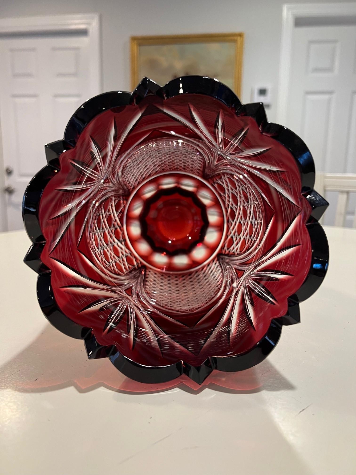 Vase en cristal rouge taillé à la main par Caesar Crystal Bohemiae Co. République tchèque en vente 3