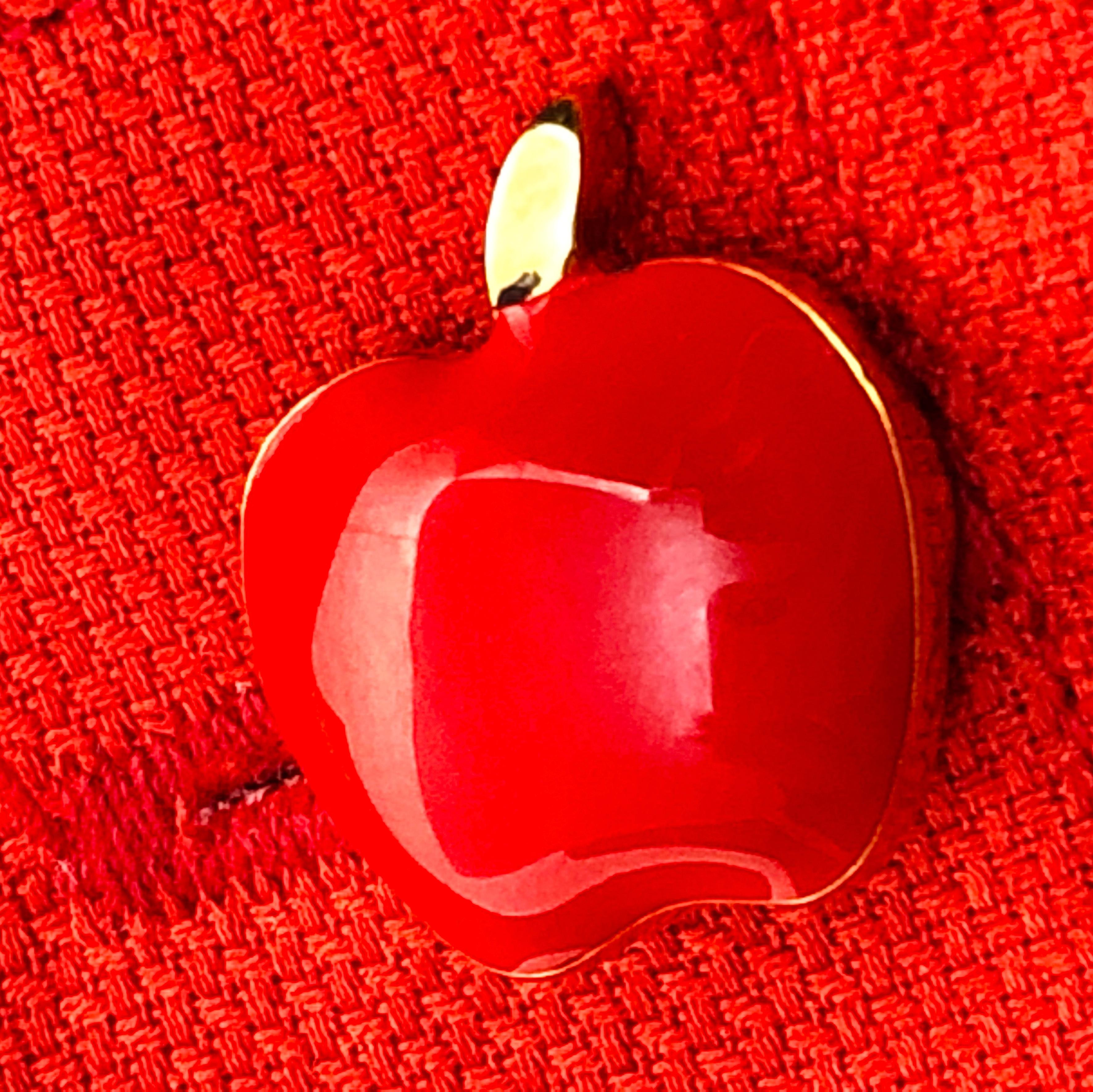 Berca Rote, hand emaillierte, Apfelförmige, vergoldete Manschettenknöpfe aus Sterlingsilber im Angebot 6
