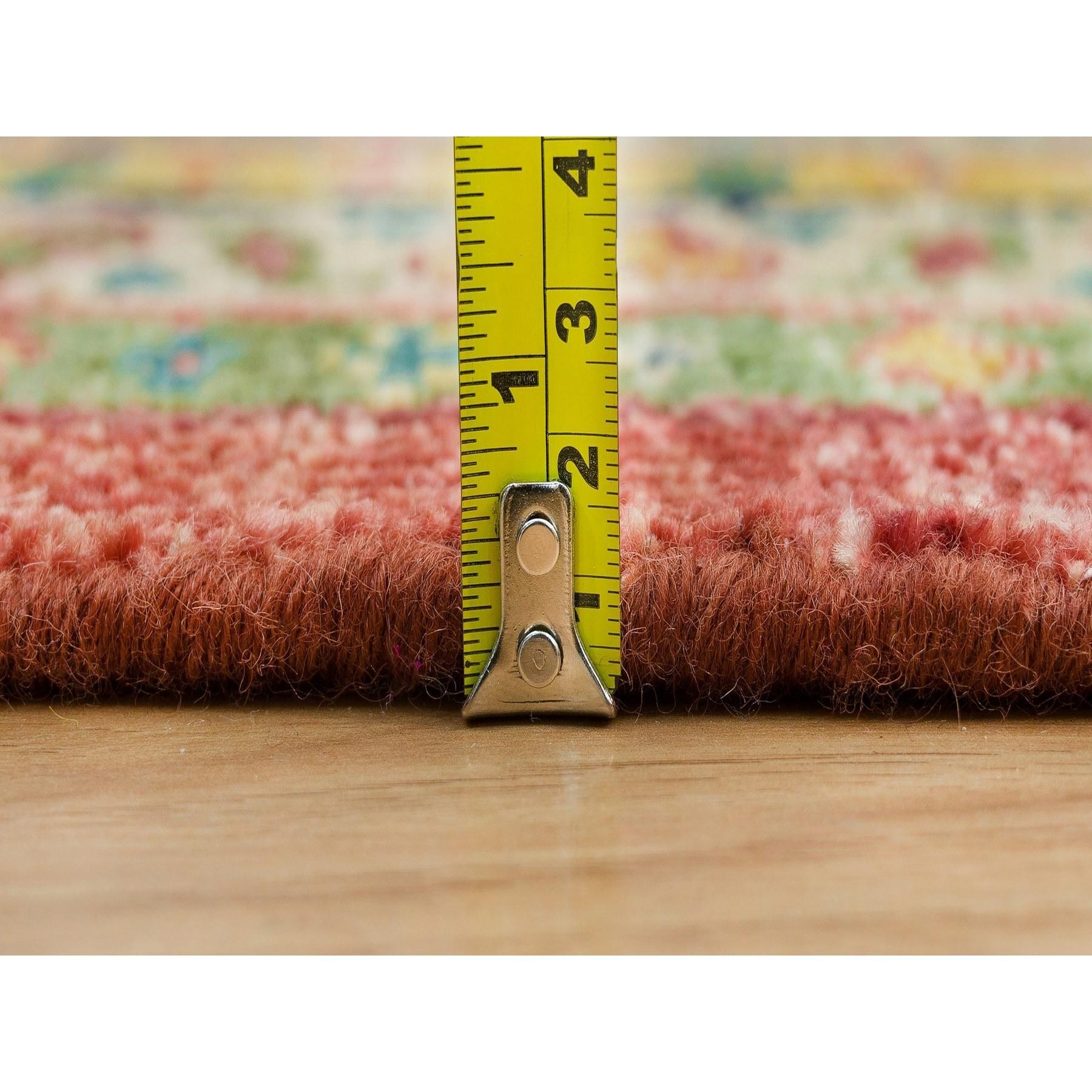 Tapis carré en laine douce rouge noué à la main d'un motif d'Oushak antique 14'0