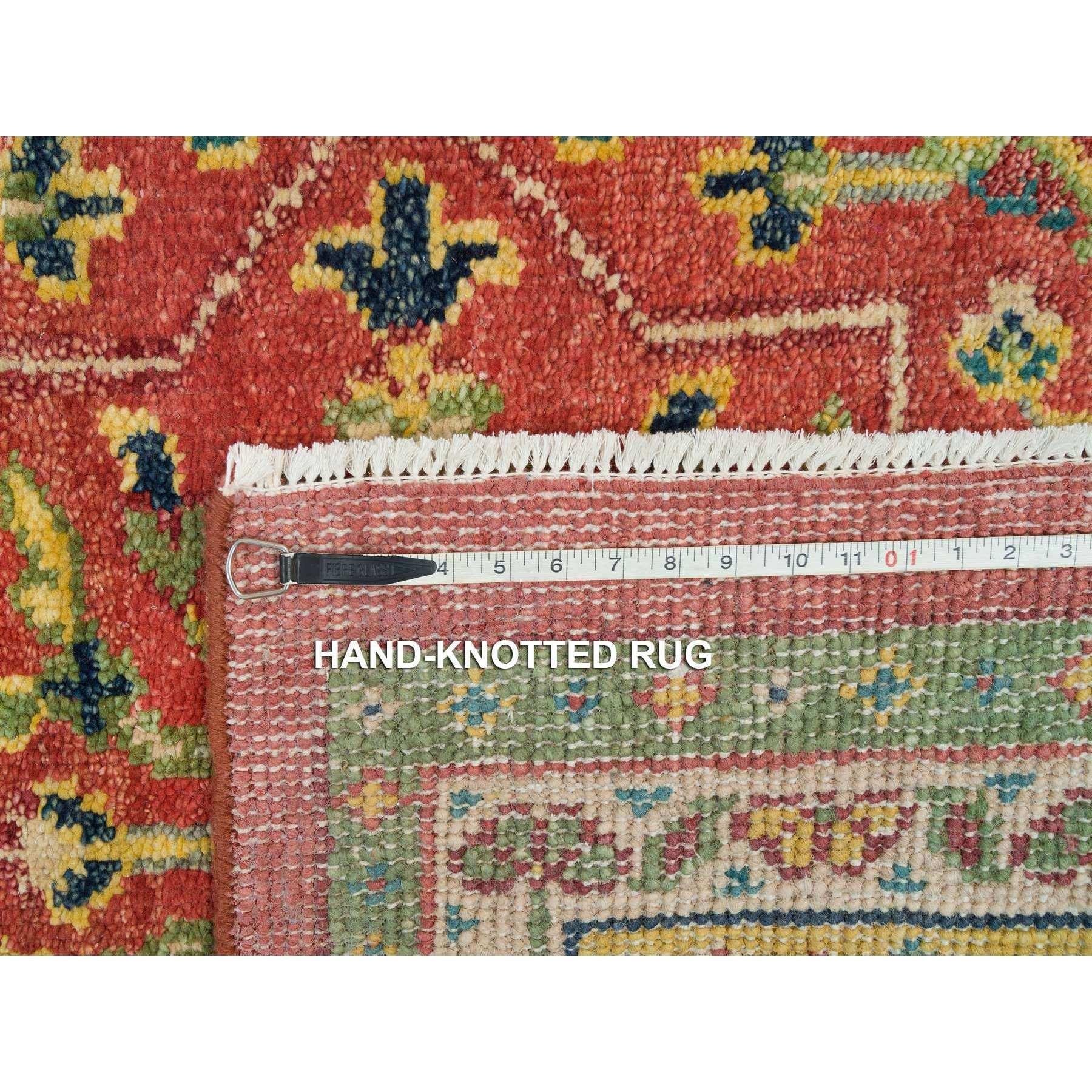 Tapis carré en laine douce rouge noué à la main d'un motif d'Oushak antique 14'0