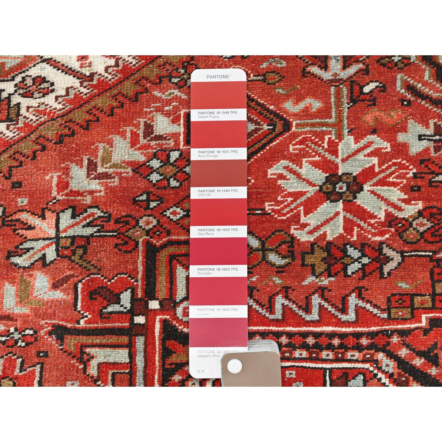 Laine Tapis persan Heriz rouge noué à la main et nettoyé, vintage, porté avec un aspect rustique en vente