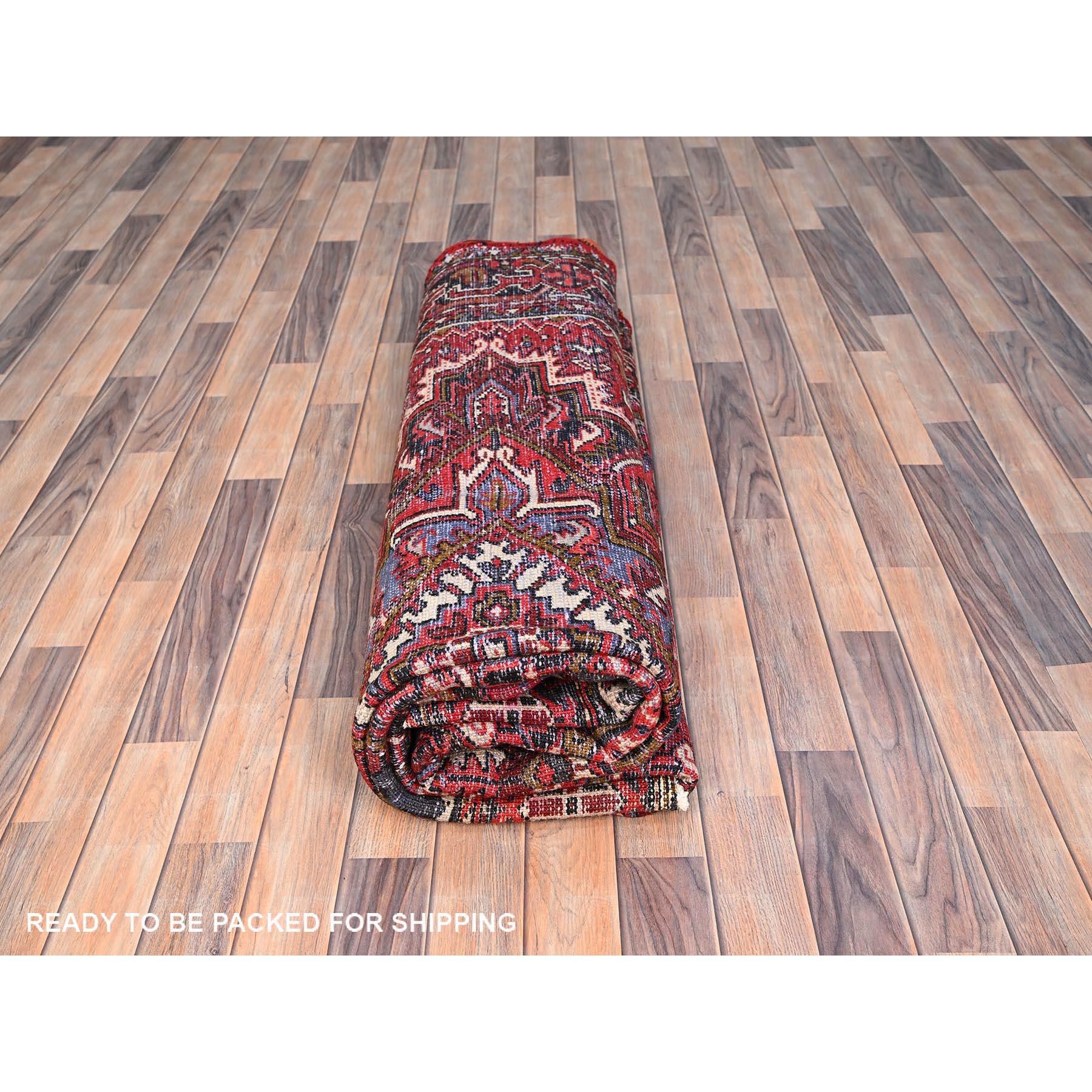 Grand tapis Heriz en laine rouge de style bohème ancien, noué à la main, à l'aspect rustique en vente 2