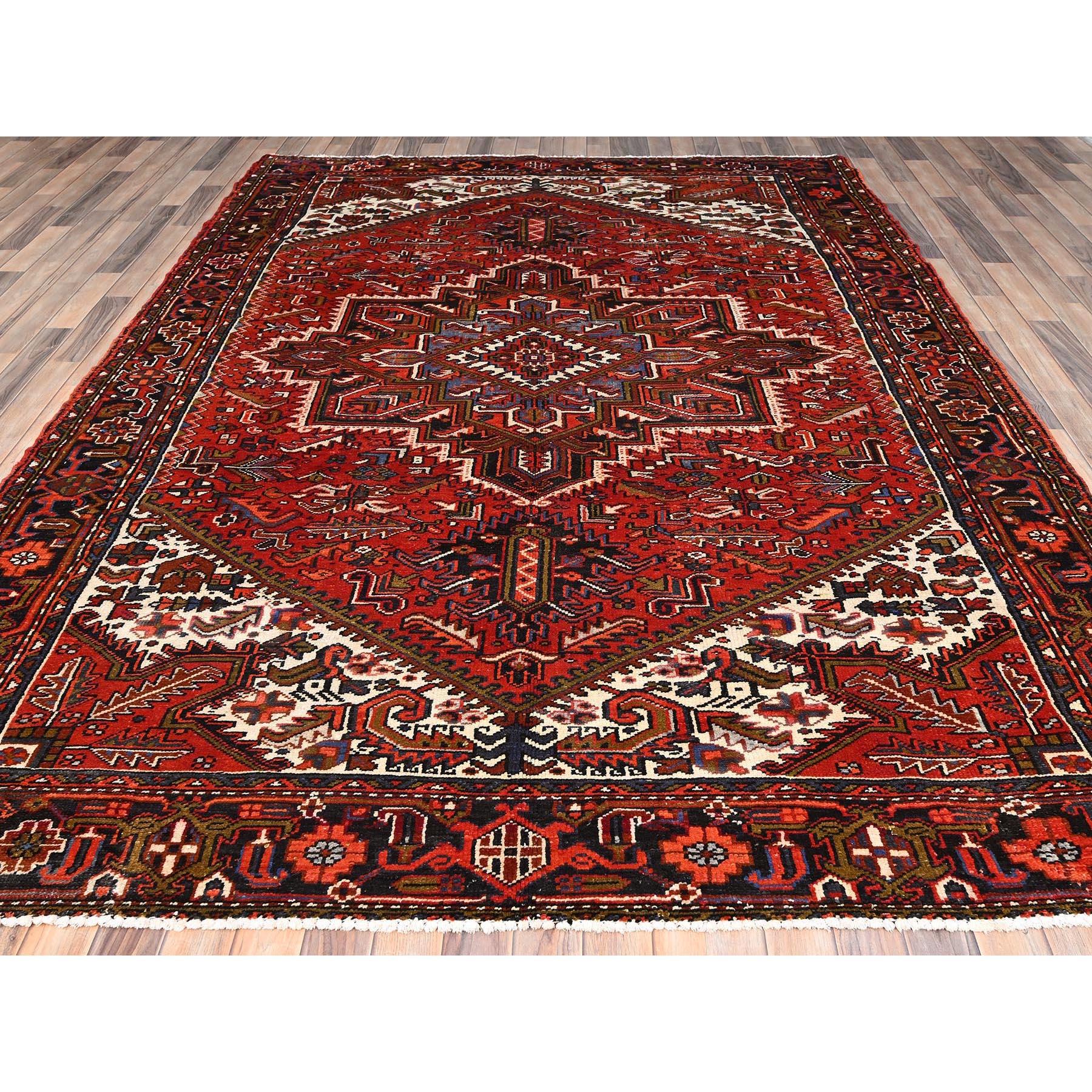 Bohème Grand tapis Heriz en laine rouge de style bohème ancien, noué à la main, à l'aspect rustique en vente