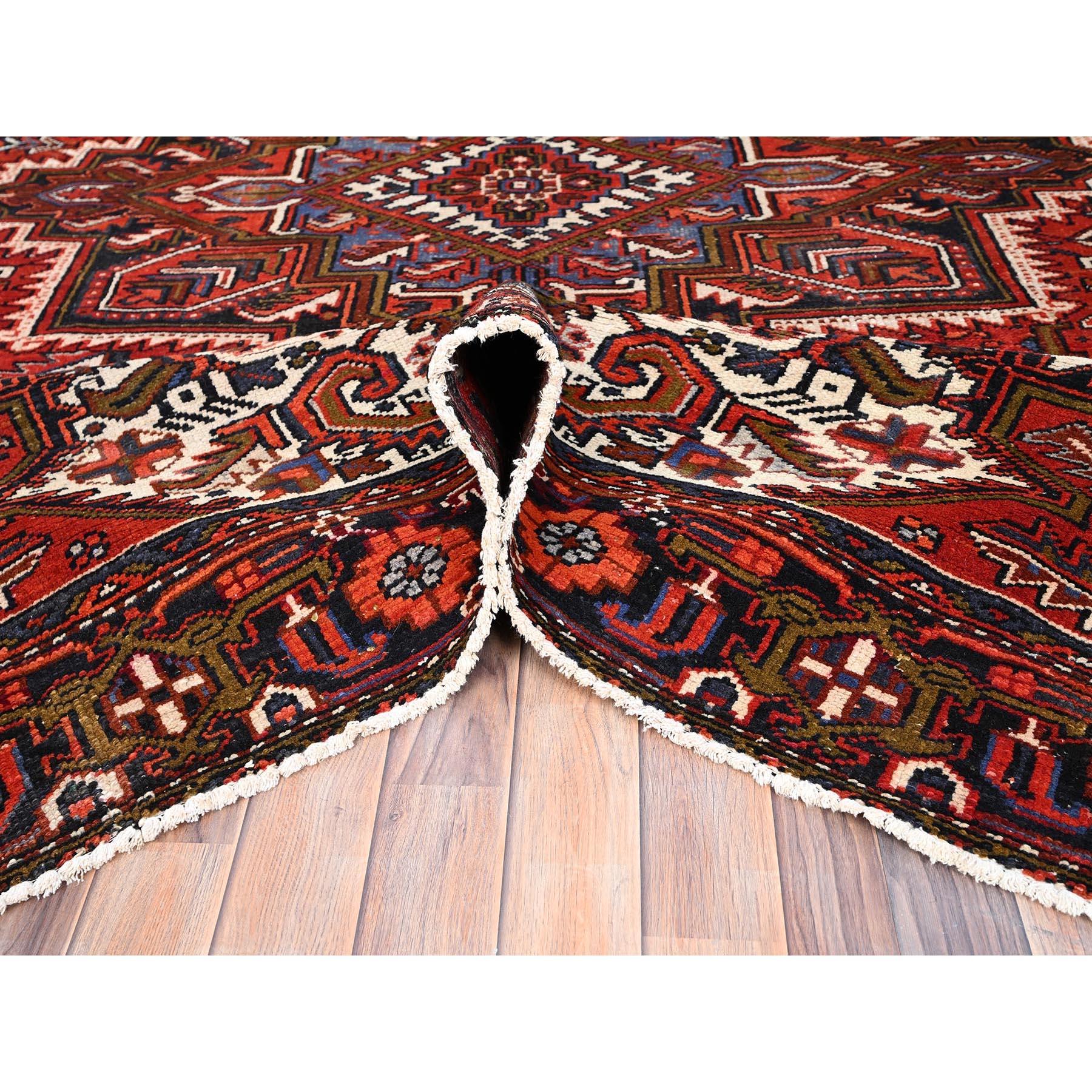 Grand tapis Heriz en laine rouge de style bohème ancien, noué à la main, à l'aspect rustique Bon état - En vente à Carlstadt, NJ