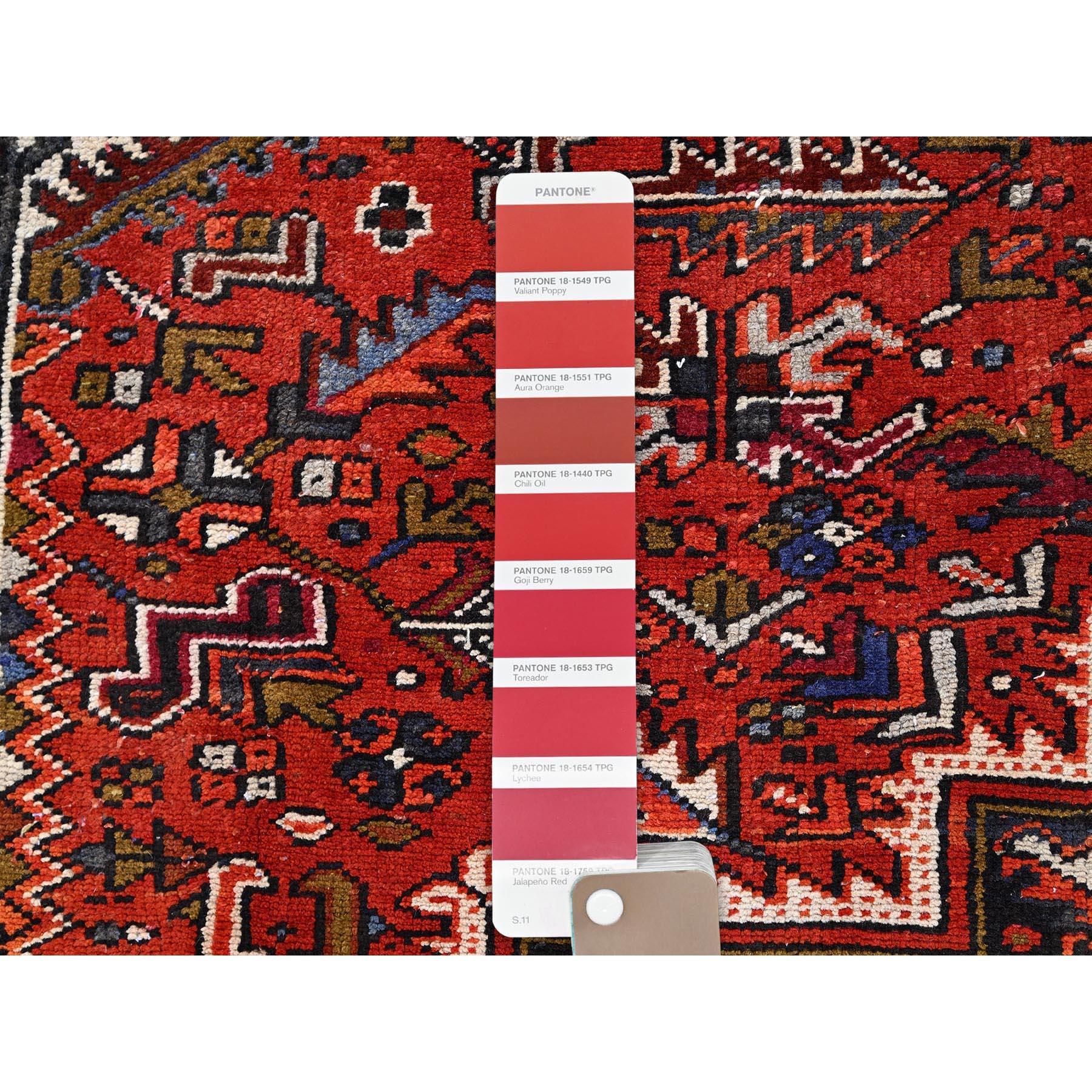 Laine Grand tapis Heriz en laine rouge de style bohème ancien, noué à la main, à l'aspect rustique en vente
