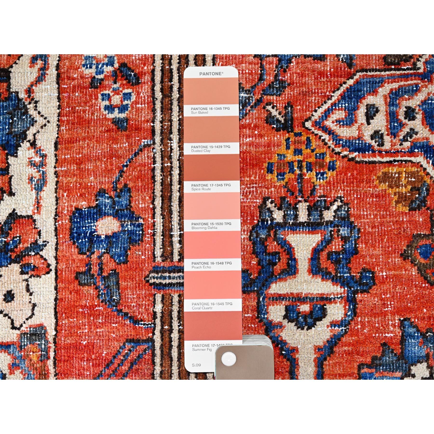 Roter handgeknüpfter alter persischer Bakhtiari-Teppich aus weicher Wolle, professionell gereinigt (Handgeknüpft) im Angebot
