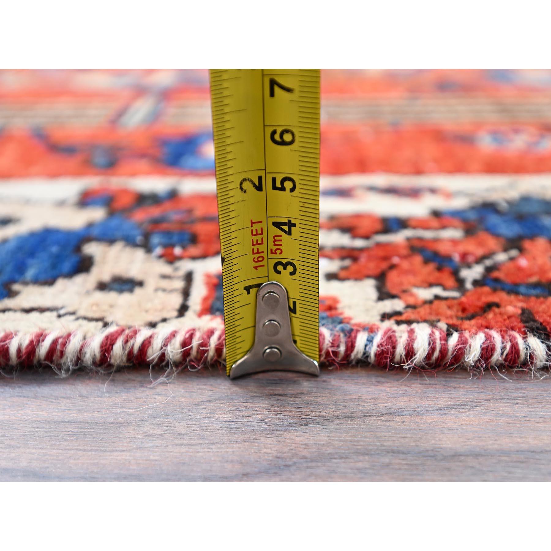 Roter handgeknüpfter alter persischer Bakhtiari-Teppich aus weicher Wolle, professionell gereinigt (Mitte des 20. Jahrhunderts) im Angebot