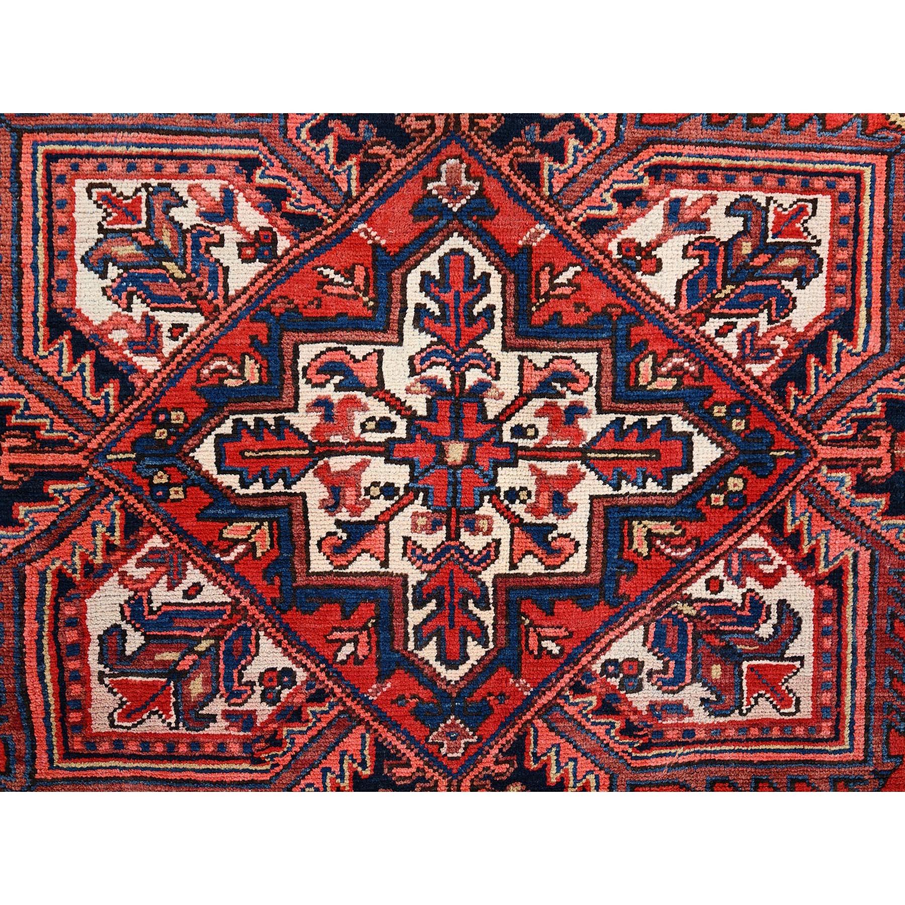 Roter handgeknüpfter rustikaler Vintage persischer Heriz-Teppich aus reiner Wolle mit sauberem Abrash in Rot im Angebot 4
