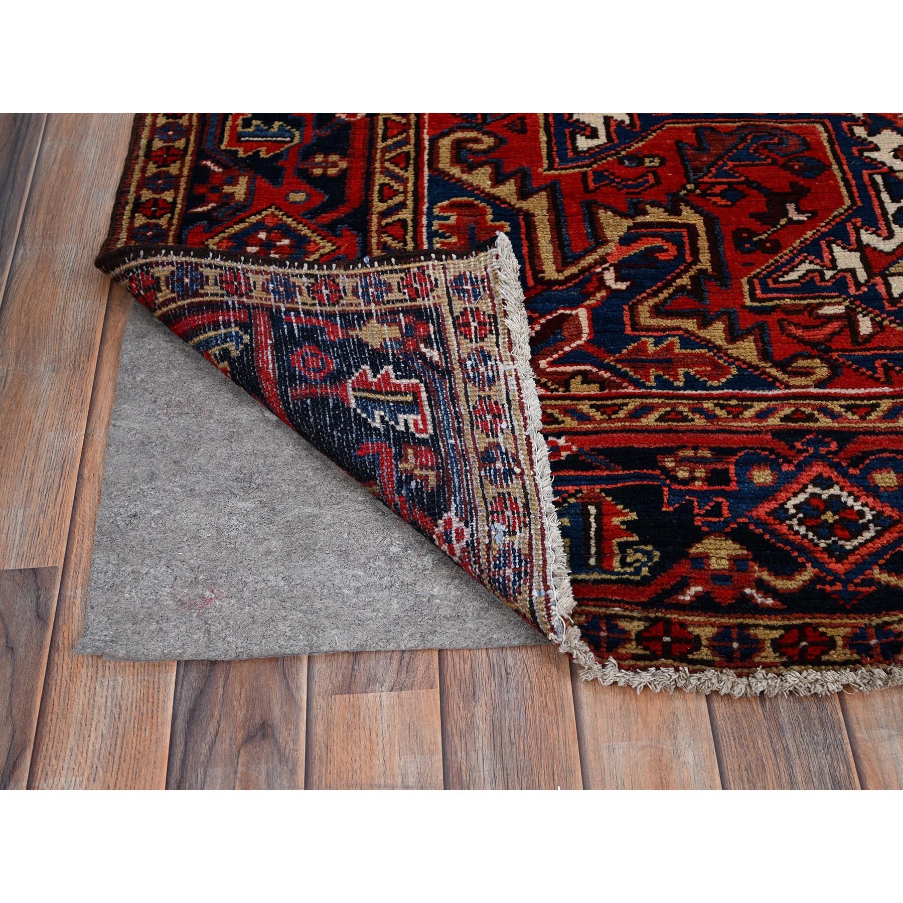 Roter handgeknüpfter rustikaler Vintage persischer Heriz-Teppich aus reiner Wolle mit sauberem Abrash in Rot (Mitte des 20. Jahrhunderts) im Angebot