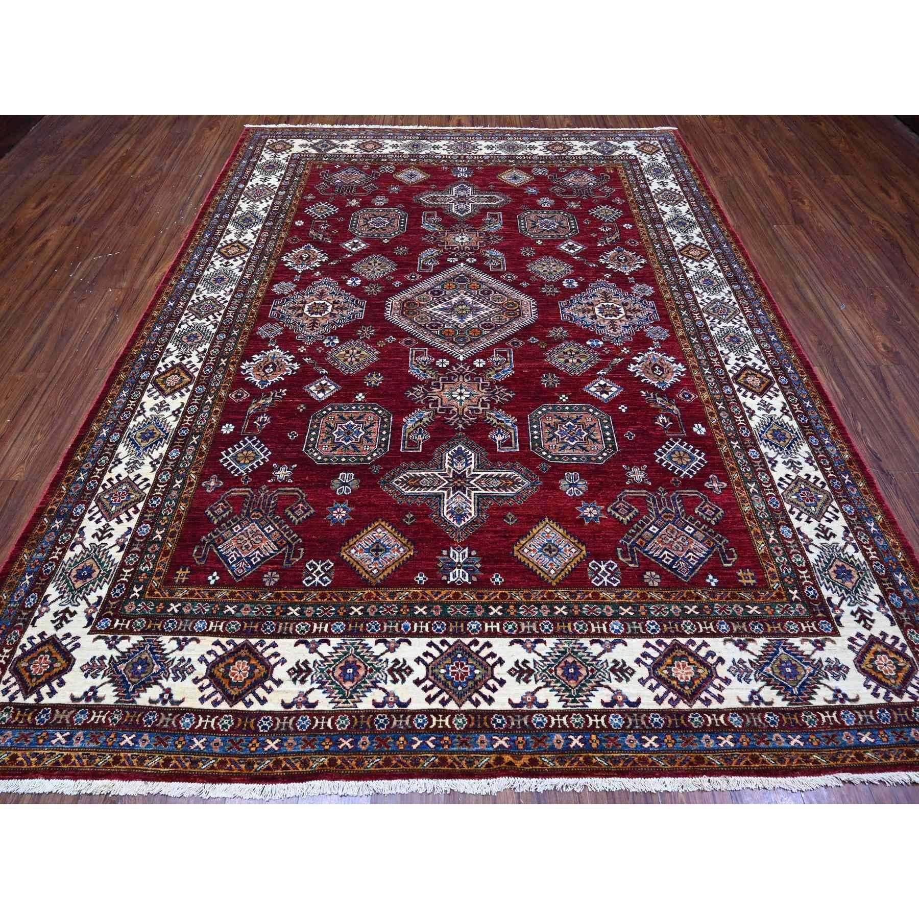 Ce fabuleux tapis noué à la main a été créé et conçu pour une résistance et une durabilité accrues. Ce tapis a été fabriqué à la main pendant des semaines selon la méthode traditionnelle qui est utilisée pour faire des
Taille exacte du tapis en