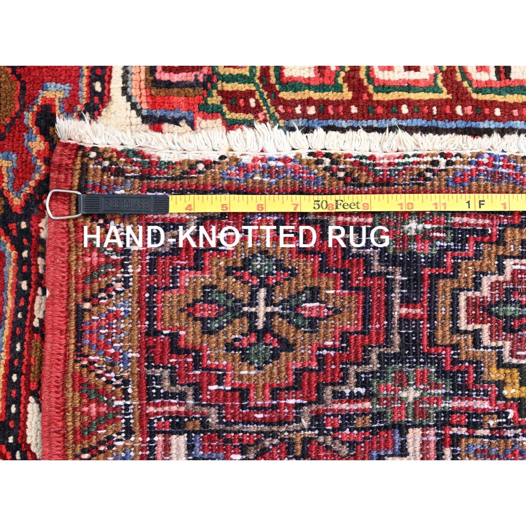 Tapis vintage persan Heriz en pure laine rouge, noué à la main, style rustique en vente 4