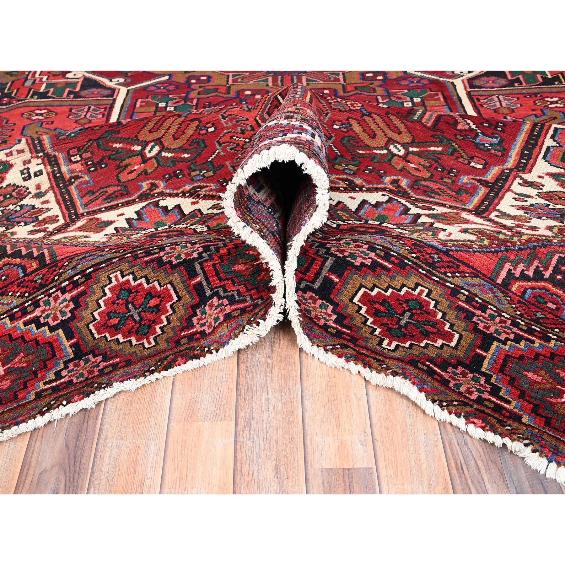 Tapis vintage persan Heriz en pure laine rouge, noué à la main, style rustique Bon état - En vente à Carlstadt, NJ