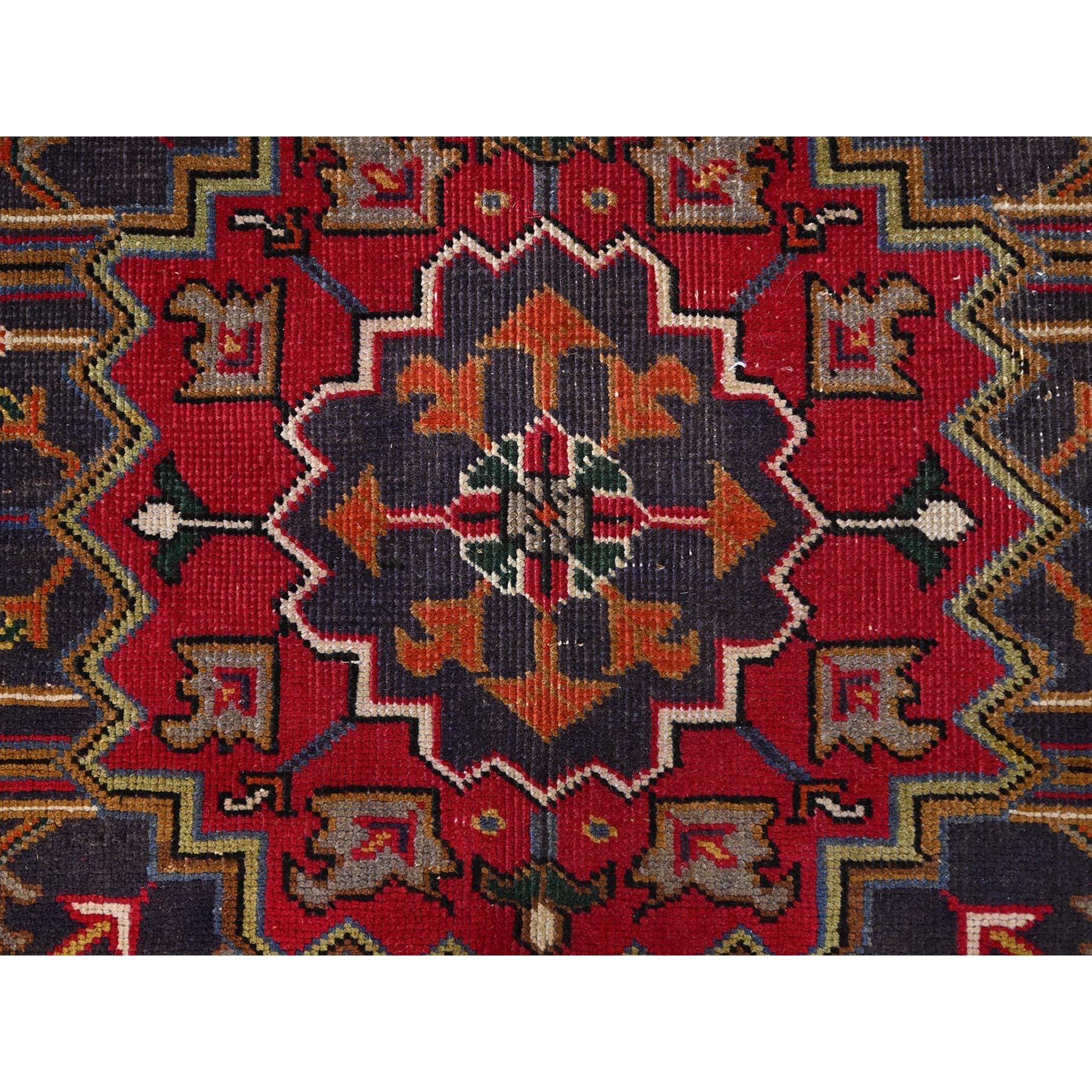 Tappeto rosso annodato a mano, persiano d'epoca, Heriz Clean in pura lana, con effetto anticato. in vendita 2