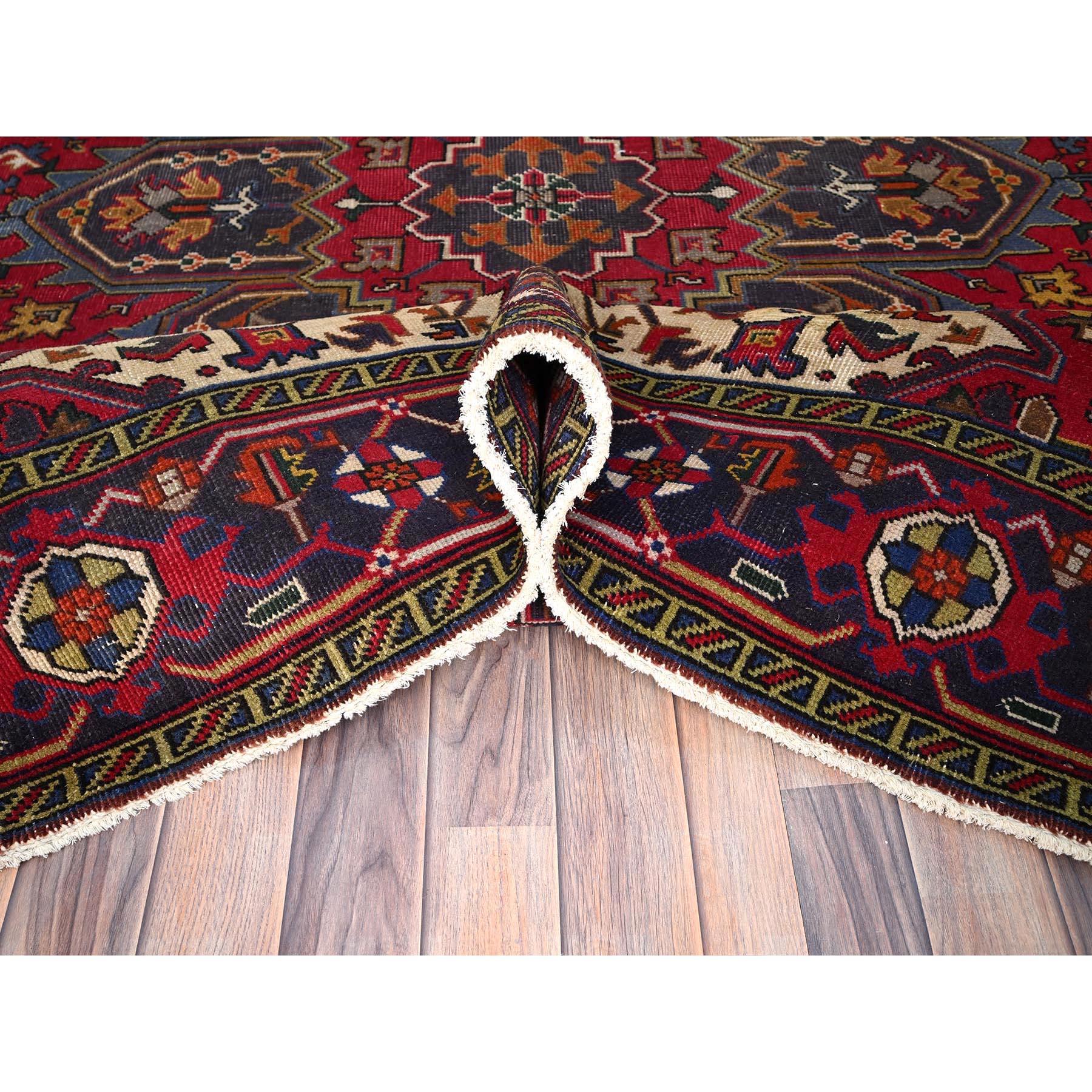 Metà XX secolo Tappeto rosso annodato a mano, persiano d'epoca, Heriz Clean in pura lana, con effetto anticato. in vendita