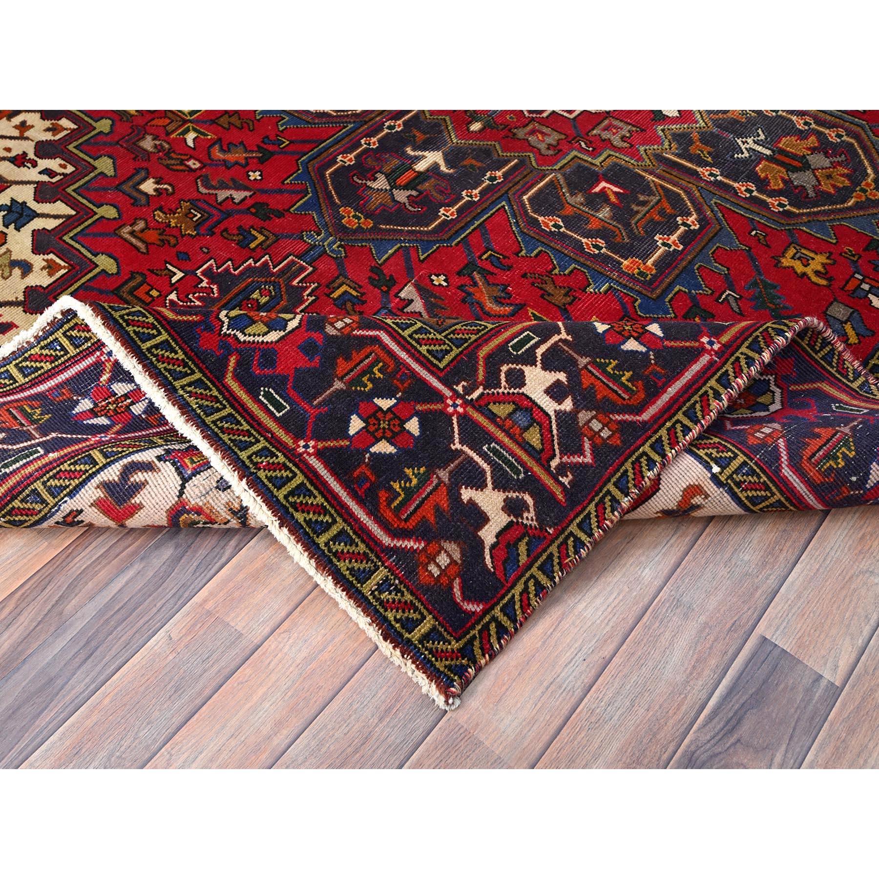 Lana Tappeto rosso annodato a mano, persiano d'epoca, Heriz Clean in pura lana, con effetto anticato. in vendita