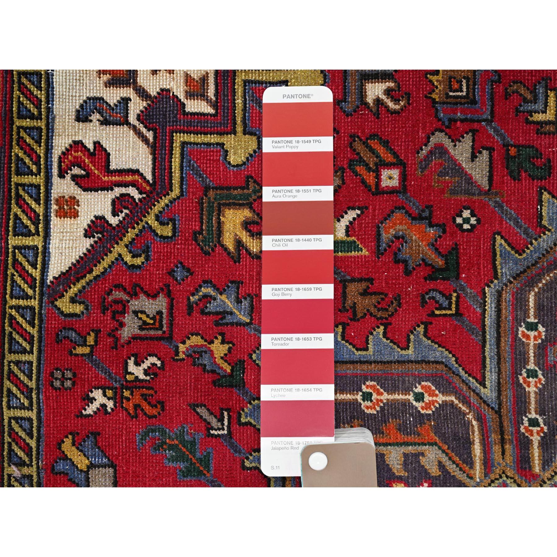 Tappeto rosso annodato a mano, persiano d'epoca, Heriz Clean in pura lana, con effetto anticato. in vendita 1