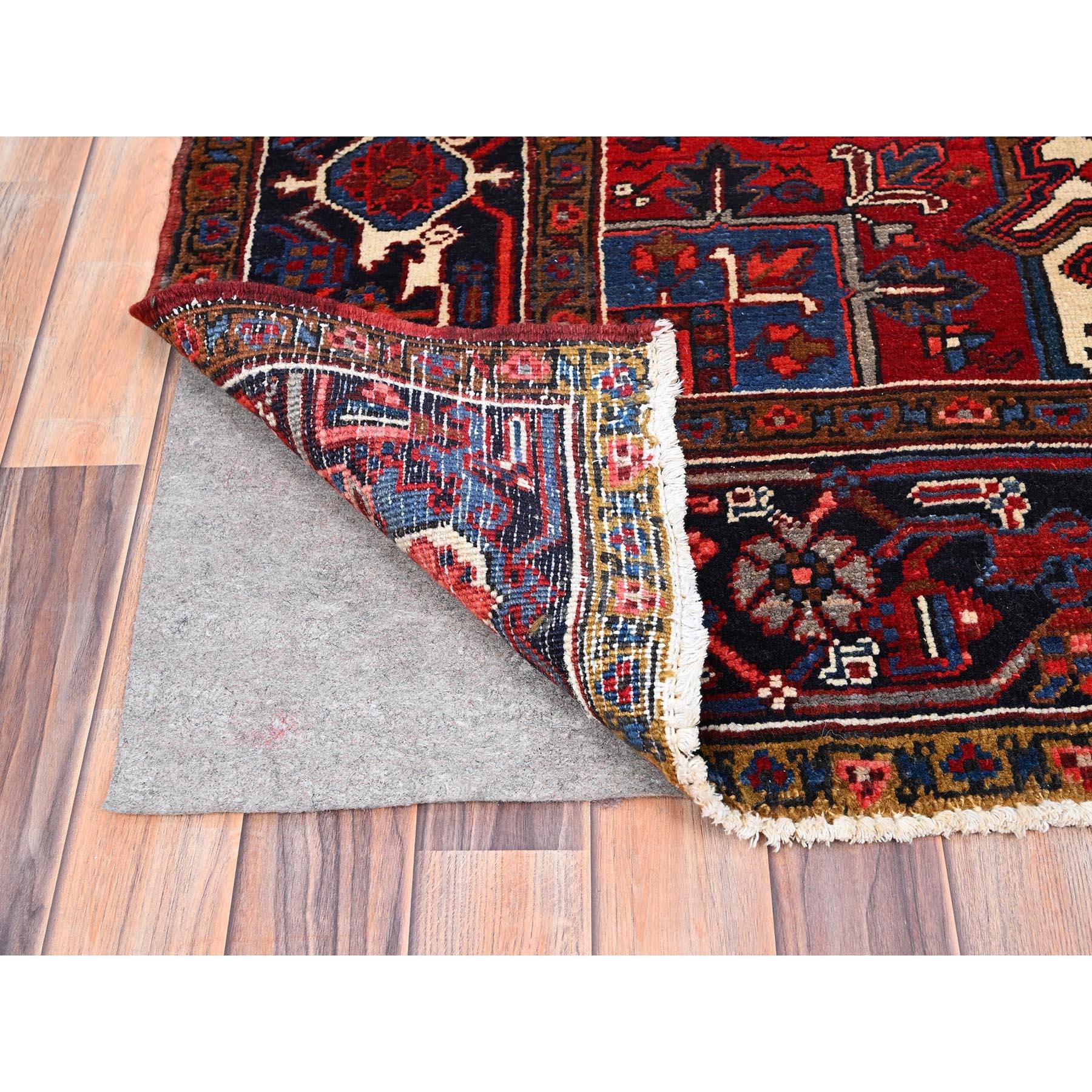 Noué à la main Tapis en laine rouge vintage persan Heriz à motif géométrique et look rustique noué à la main en vente