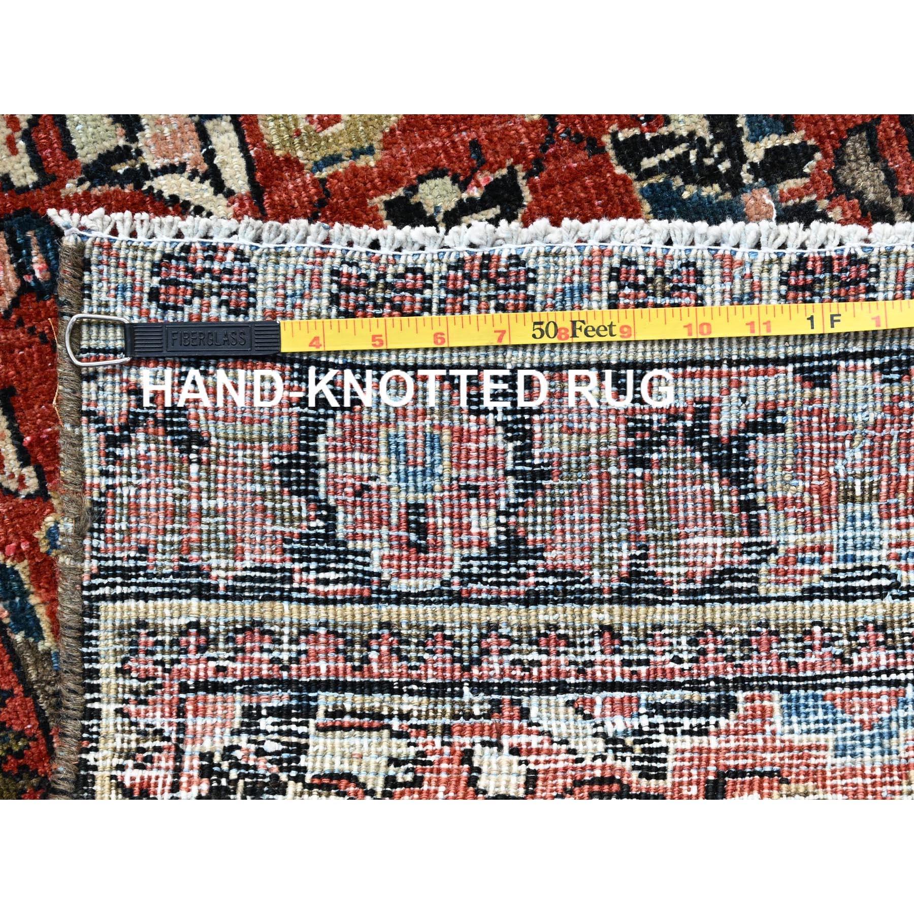 Roter handgeknüpfter Vintage Persischer Lilahan Distressed Look schmaler Vintage-Läufer aus Wolle im Angebot 1