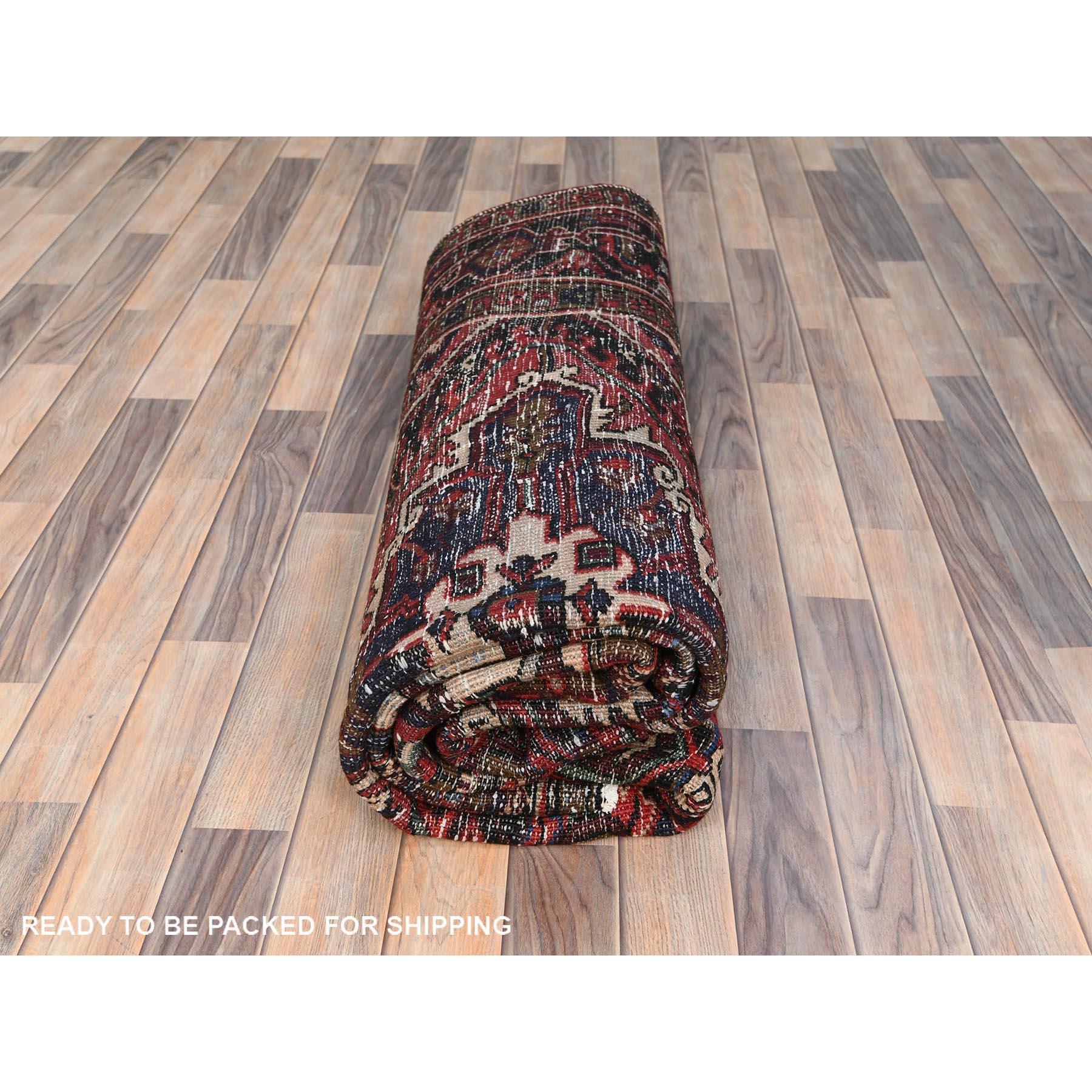 Tapis persan Heriz vintage en laine rouge nouée à la main en bon état, nettoyé à la main en vente 2