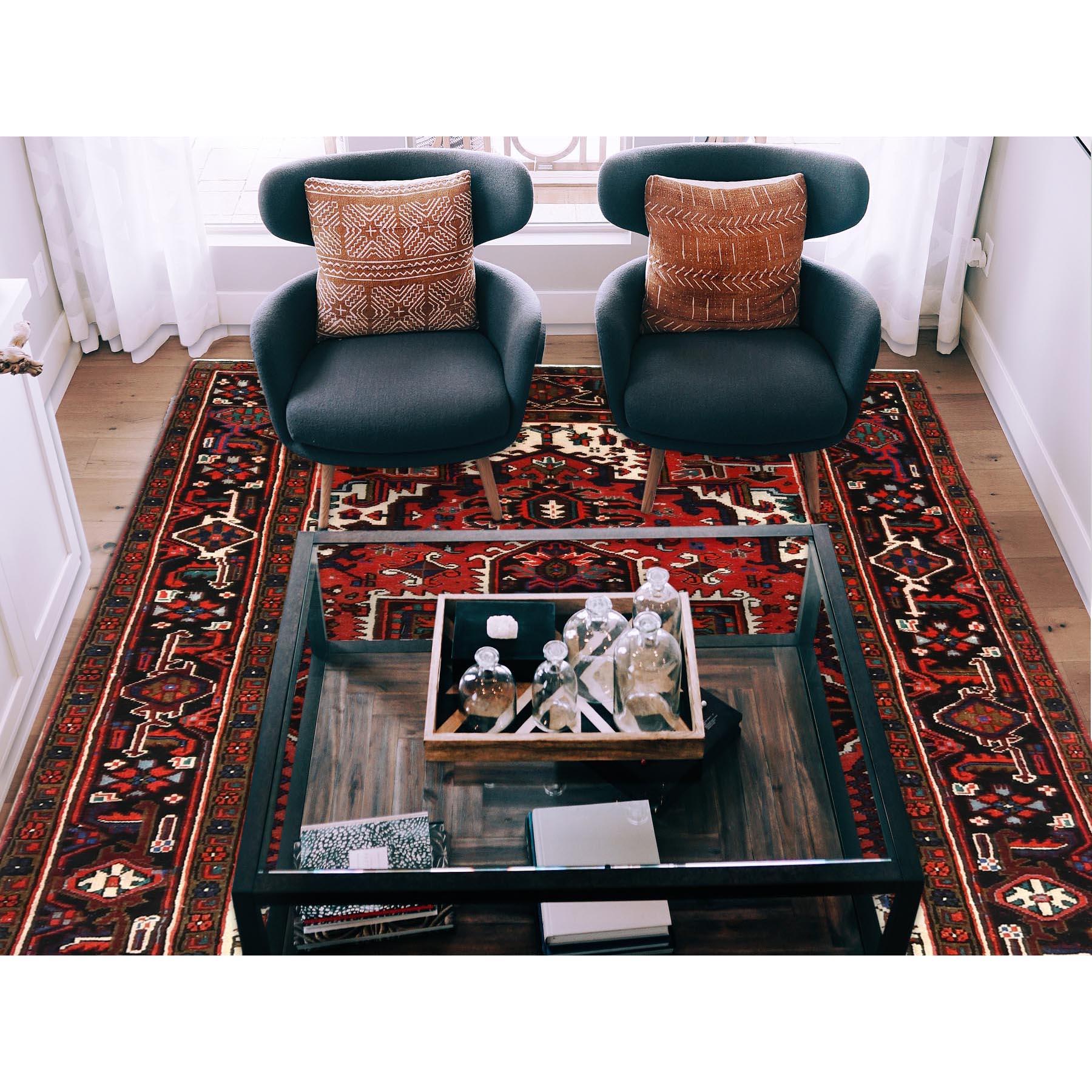 Ce fabuleux tapis noué à la main a été créé et conçu pour une résistance et une durabilité accrues. Ce tapis a été fabriqué à la main pendant des semaines selon la méthode traditionnelle qui est utilisée pour faire des
Taille exacte du tapis en