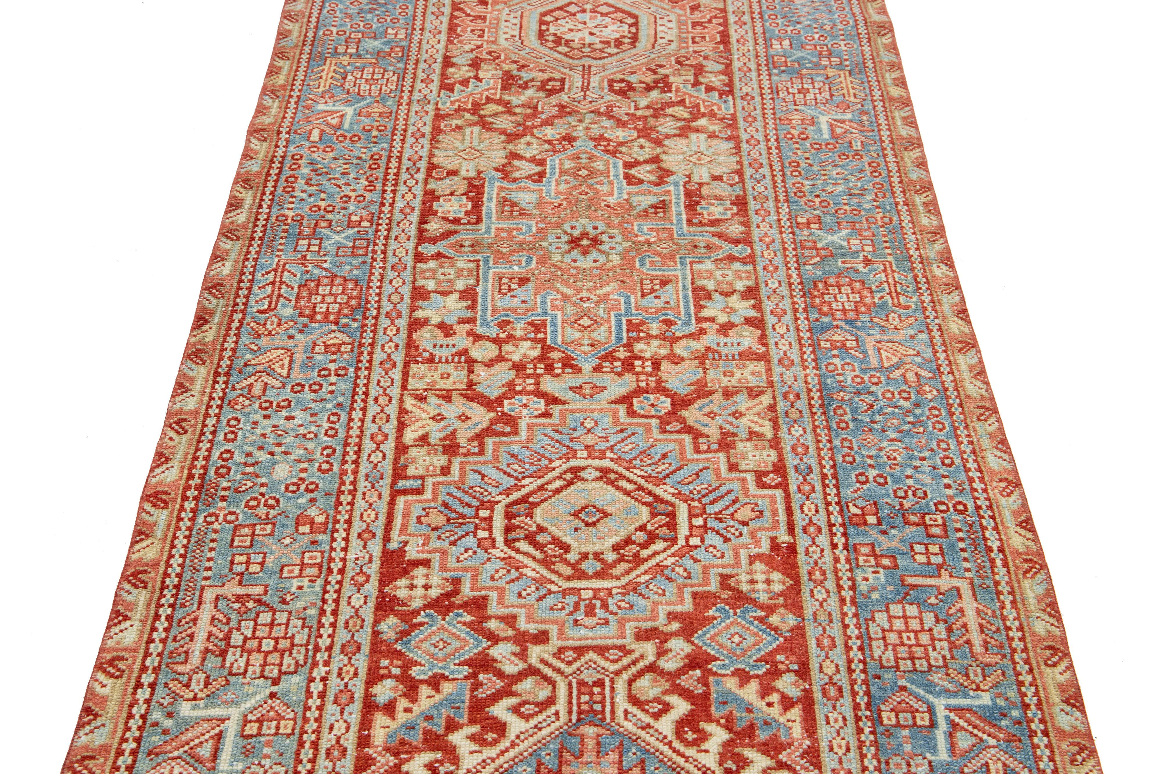 Questo bellissimo runner in lana Heriz annodato a mano del XX secolo ha un campo rosso ruggine. Il pezzo presenta splendidi accenti blu e beige in uno splendido disegno floreale.

Questo tappeto misura 3'2