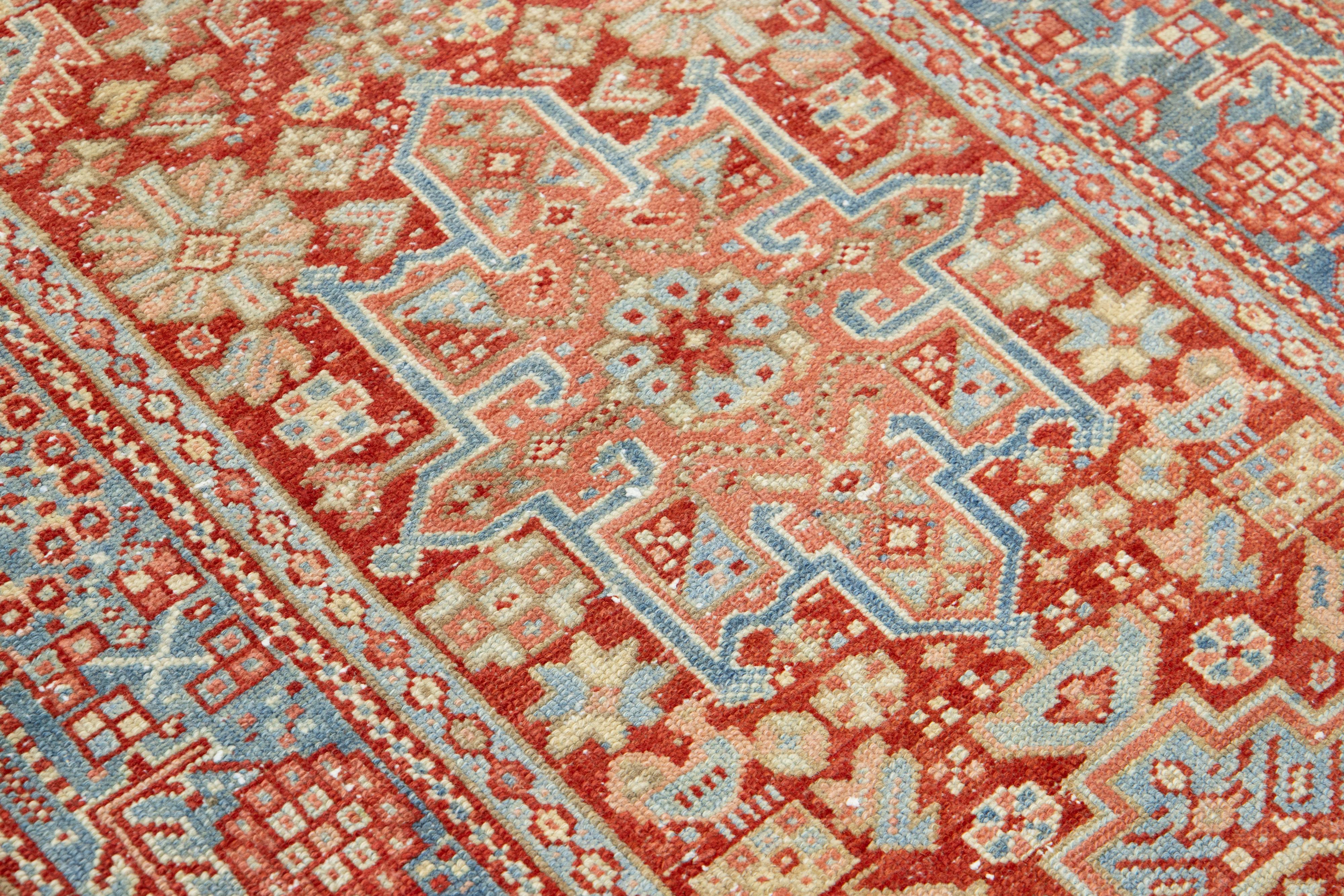 Annodato a mano Rosso fatto a mano  Runner in lana Heriz antico con design/One in vendita