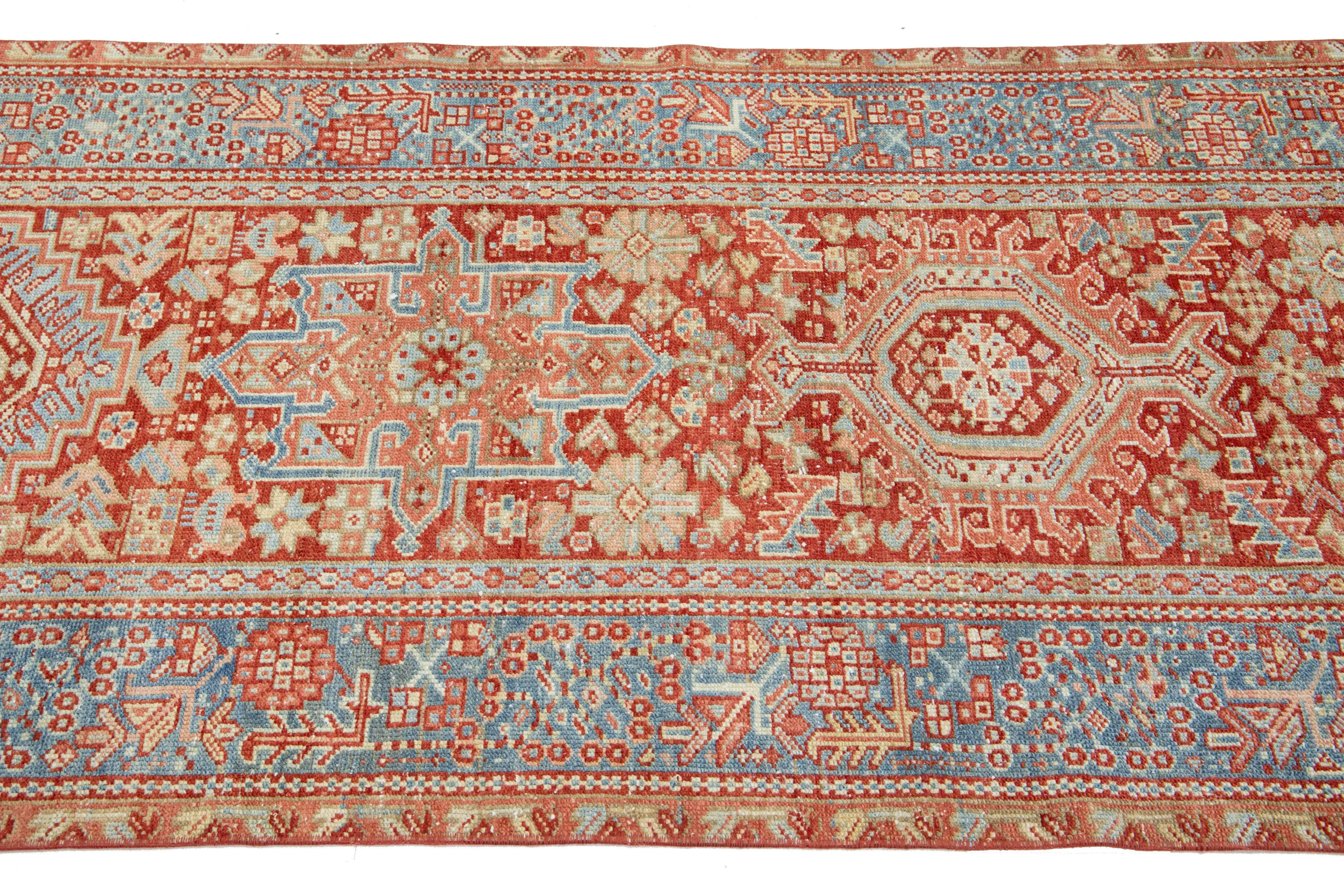 XX secolo Rosso fatto a mano  Runner in lana Heriz antico con design/One in vendita