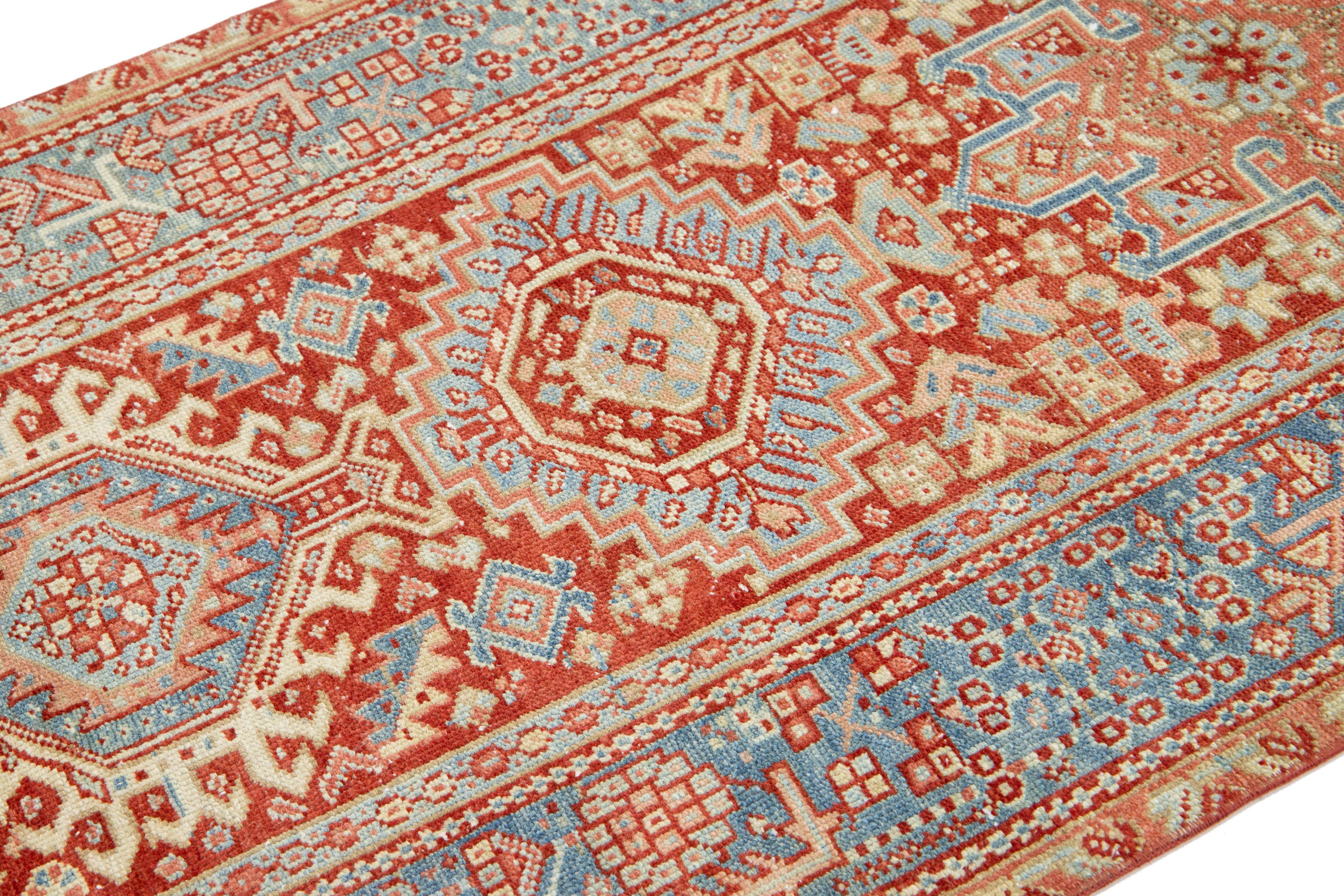 Lana Rosso fatto a mano  Runner in lana Heriz antico con design/One in vendita