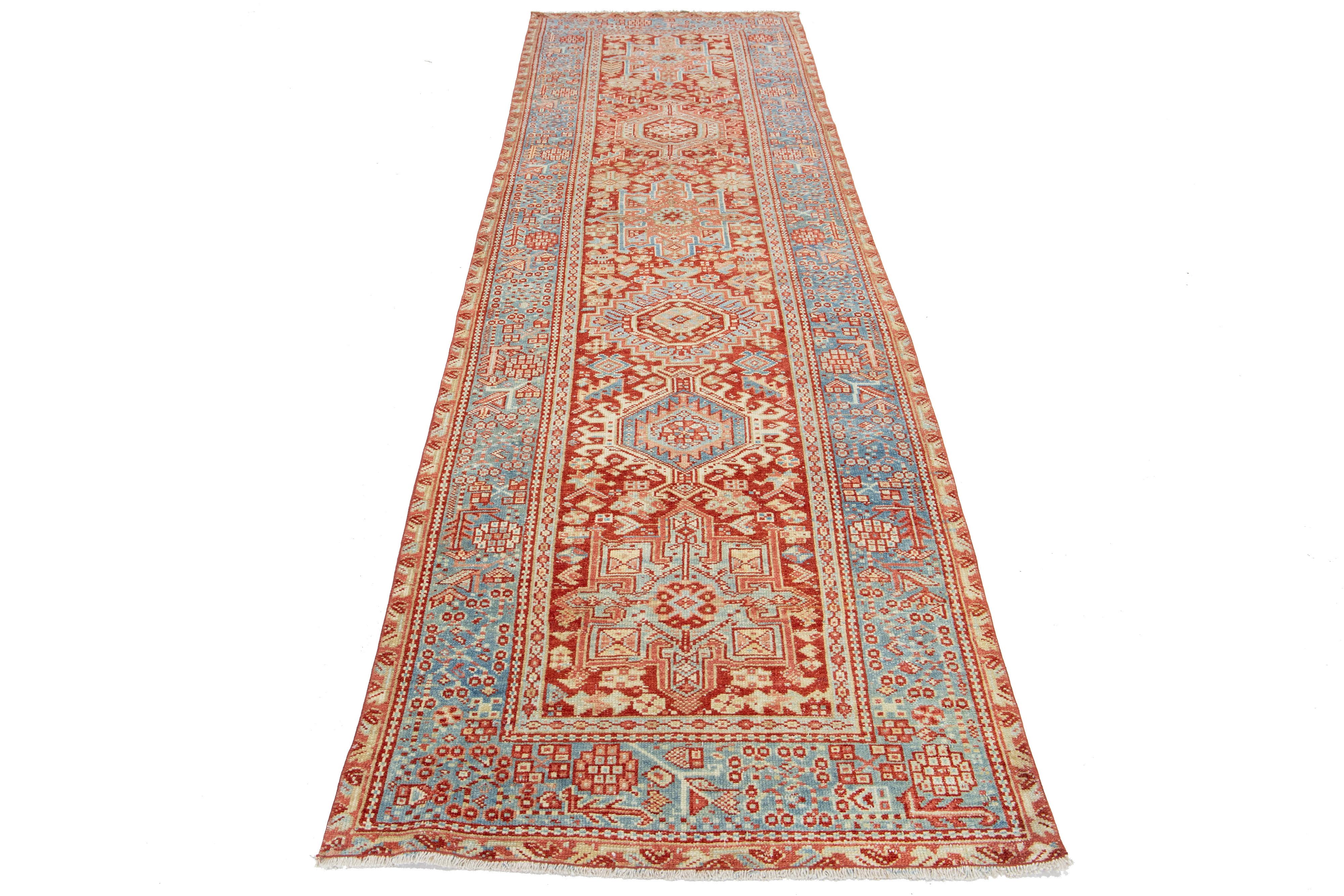 Rosso fatto a mano  Runner in lana Heriz antico con design/One in vendita 1
