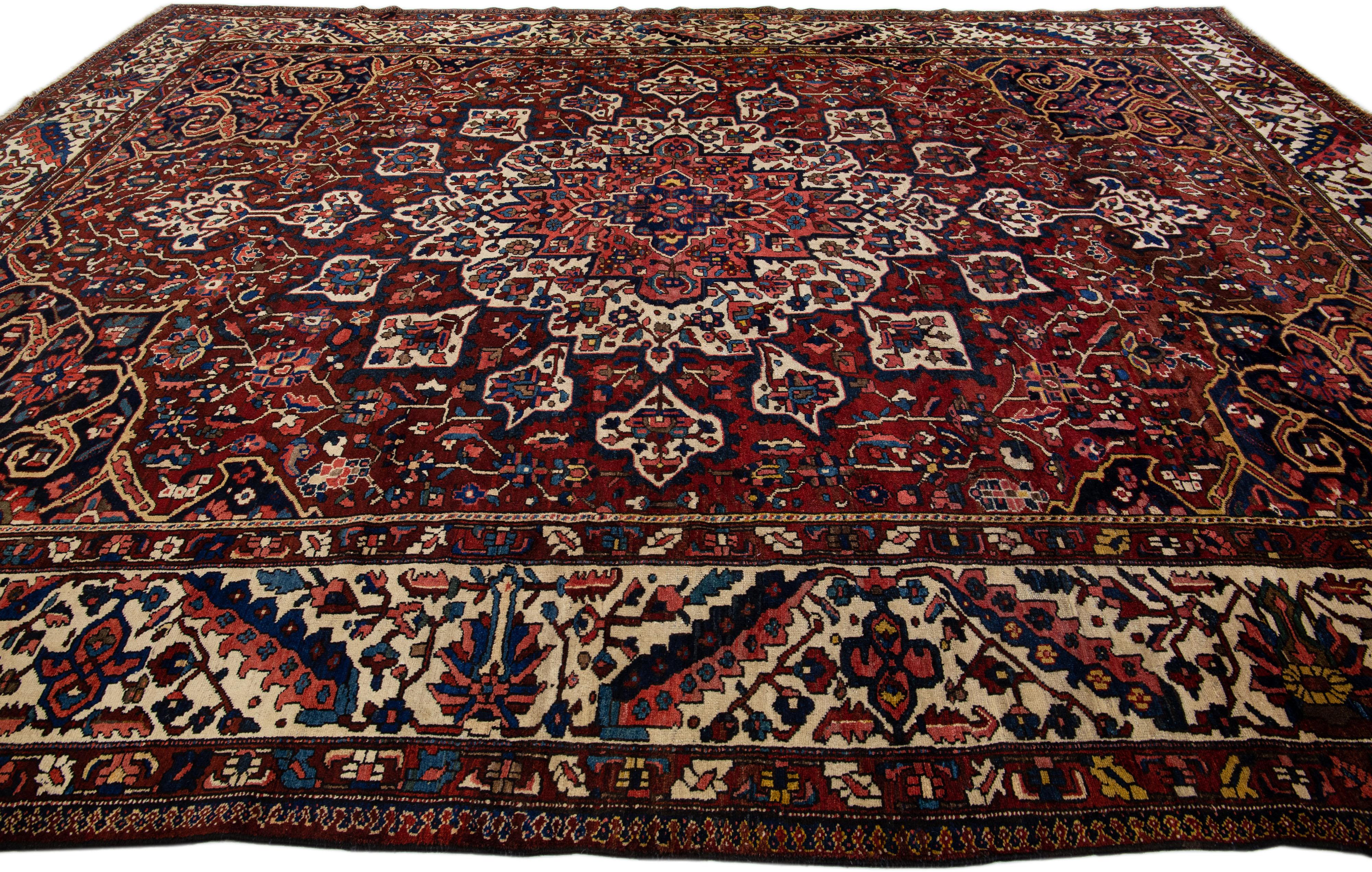 Alfombra Persa Antigua de Lana Bakhtiari Roja Hecha a Mano con Motivo de Medallón en Bueno estado para la venta en Norwalk, CT