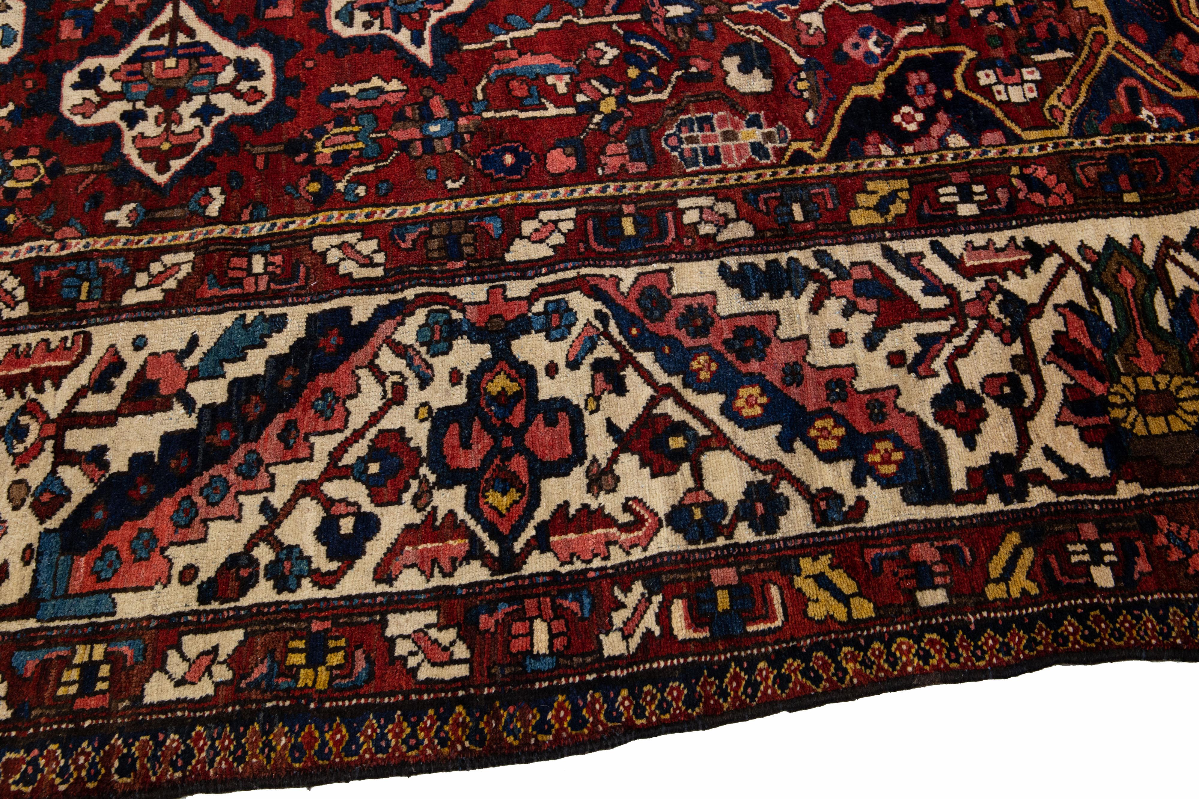 Alfombra Persa Antigua de Lana Bakhtiari Roja Hecha a Mano con Motivo de Medallón siglo XX en venta