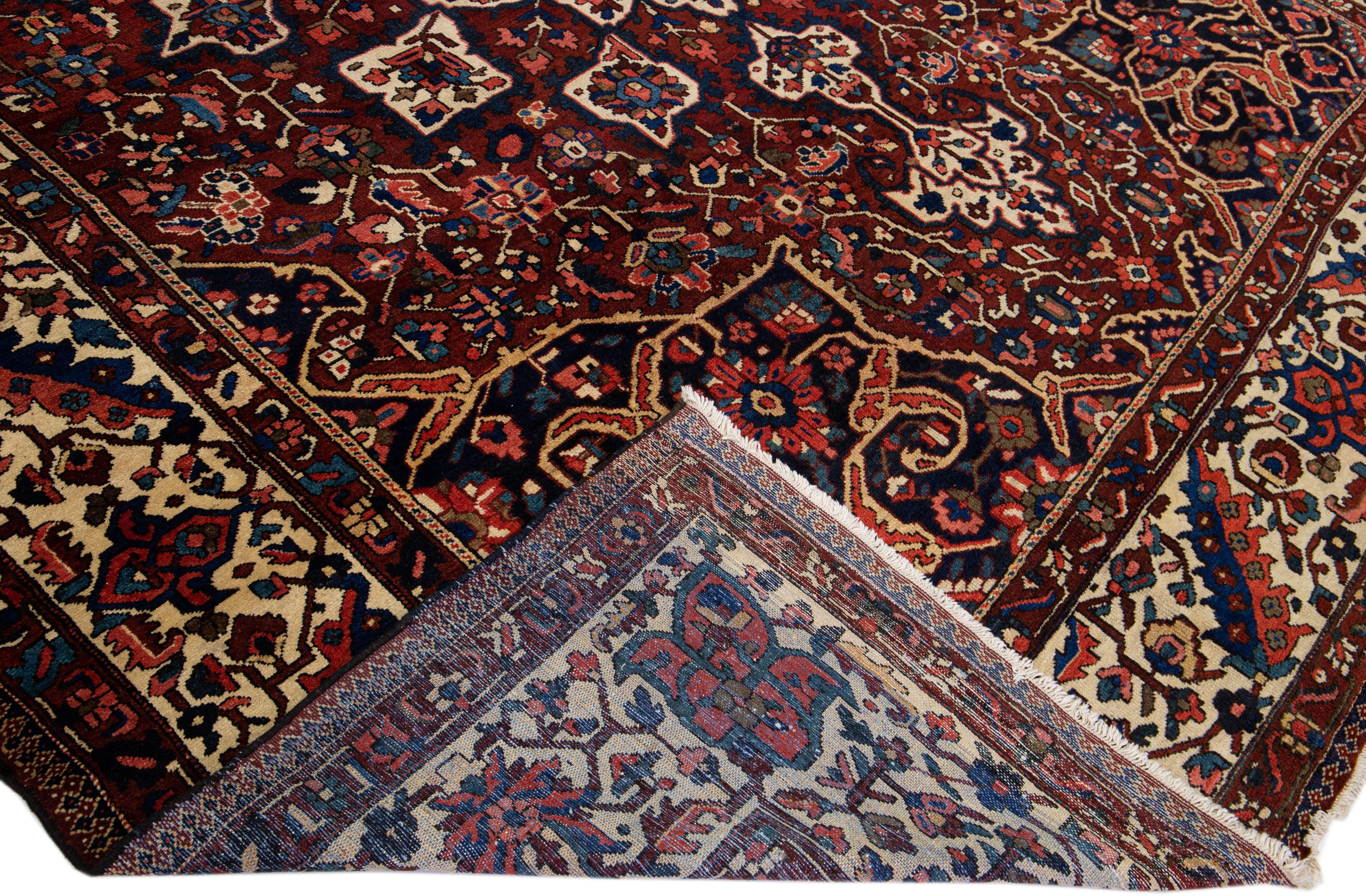Alfombra Persa Antigua de Lana Bakhtiari Roja Hecha a Mano con Motivo de Medallón en venta 1