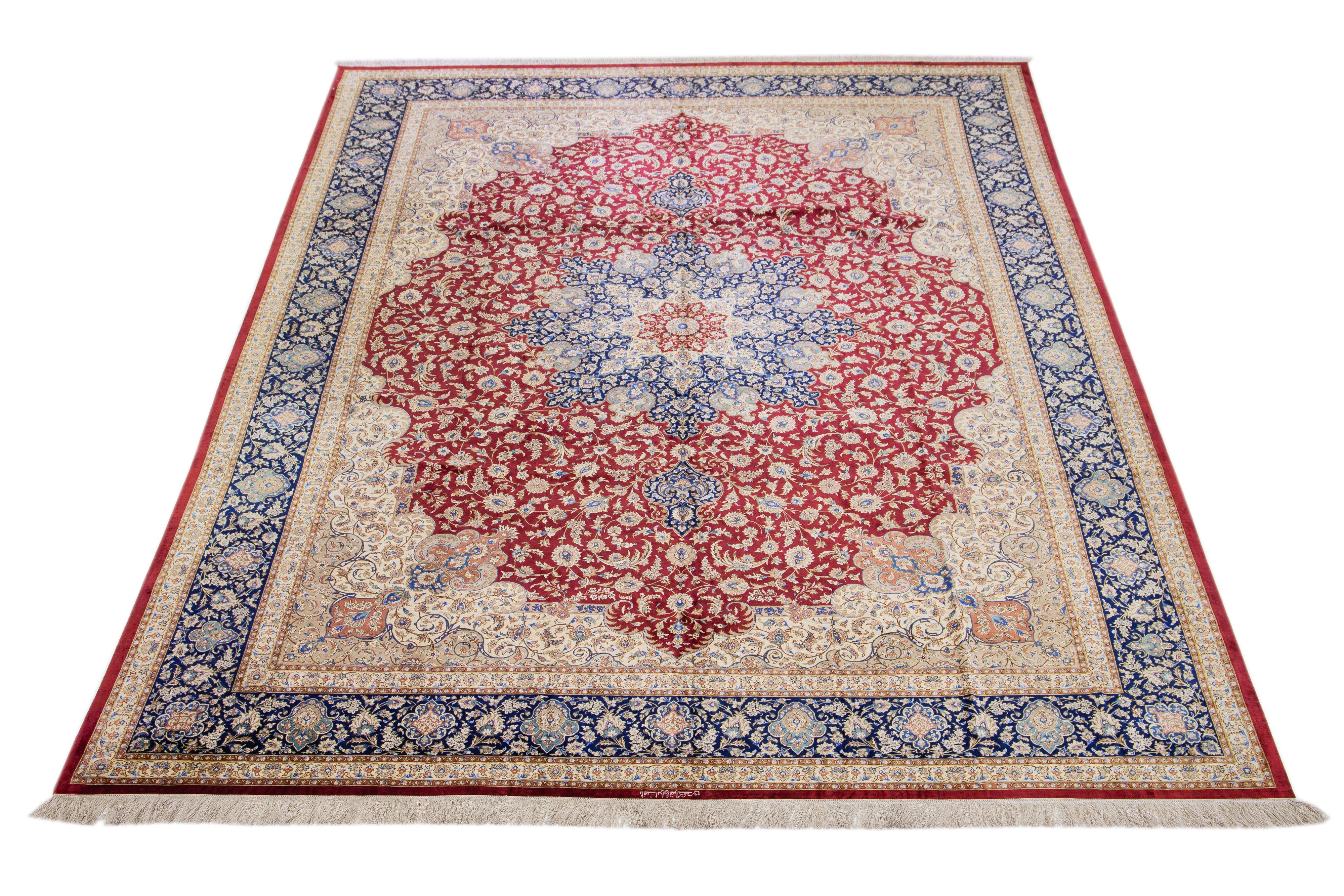 Les magnifiques tapis anciens de Ghoum (Qum) sont généralement constitués de fines piles de soie tissées sur une base de laine ou de coton à l'aide d'un nœud de type persan. Ces tapis exclusifs sont généralement très détaillés en raison de la