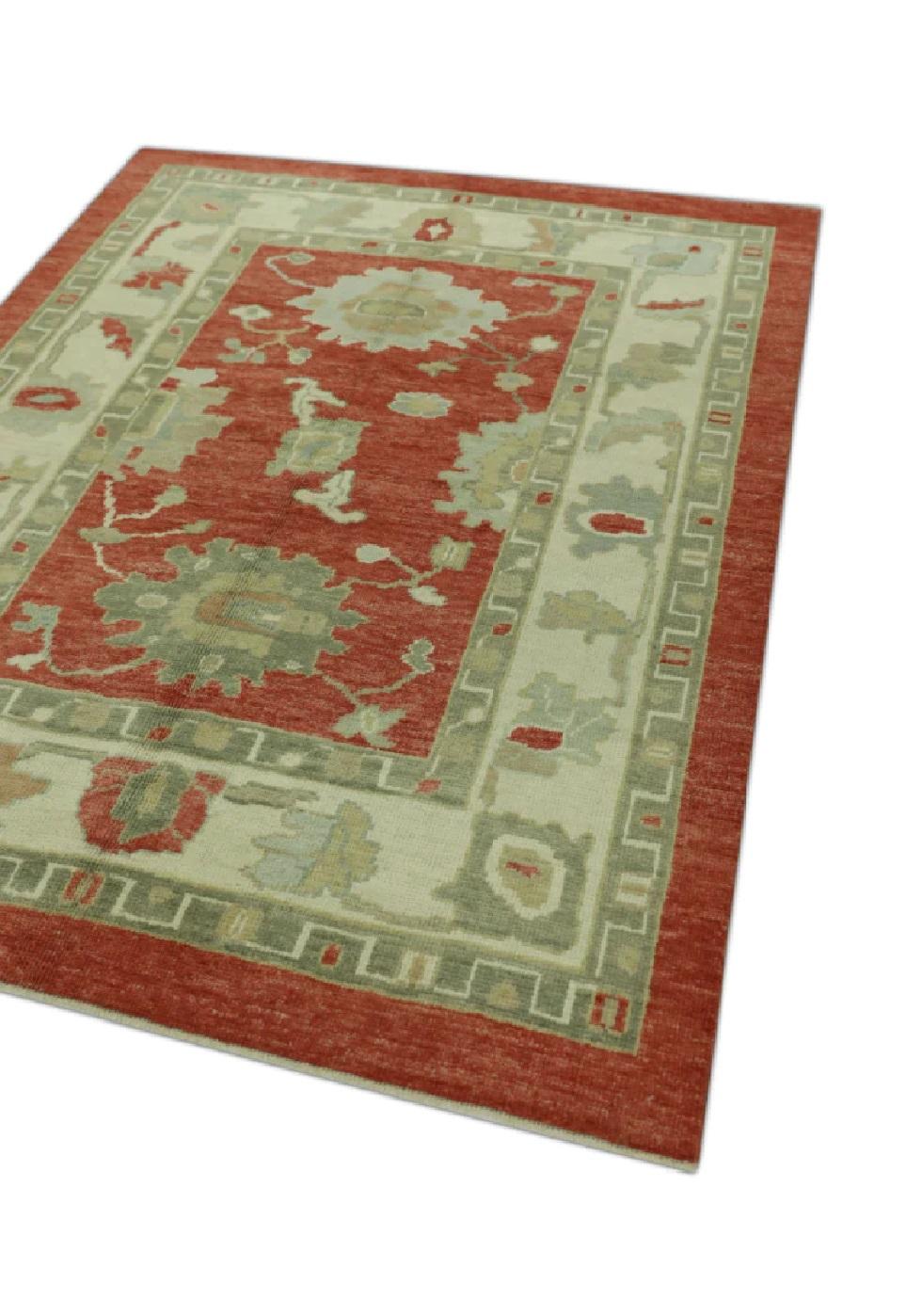 Dieser türkische Oushak-Teppich ist ein atemberaubendes Kunstwerk, das von erfahrenen Kunsthandwerkern mit traditionellen Techniken handgewebt wurde. Der Teppich weist komplizierte Muster und eine weiche Farbpalette auf, die durch die Verwendung