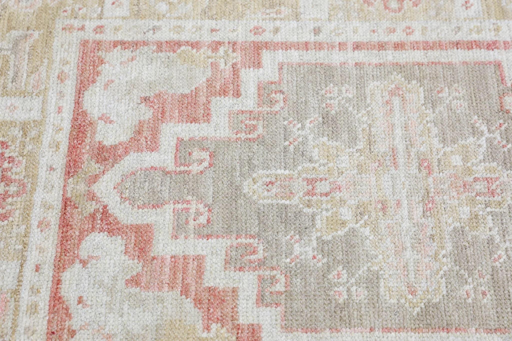 Verleihen Sie Ihrem Zuhause einen Hauch von zeitloser Eleganz mit diesem exquisiten türkischen Oushak-Teppich aus roter handgewebter Wolle. Mit den Maßen 2'11
