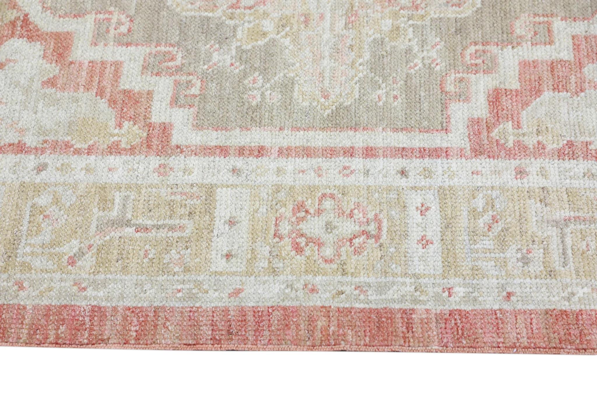 Roter handgewebter türkischer Oushak-Teppich aus Wolle mit Medaillon-Design 2'11
