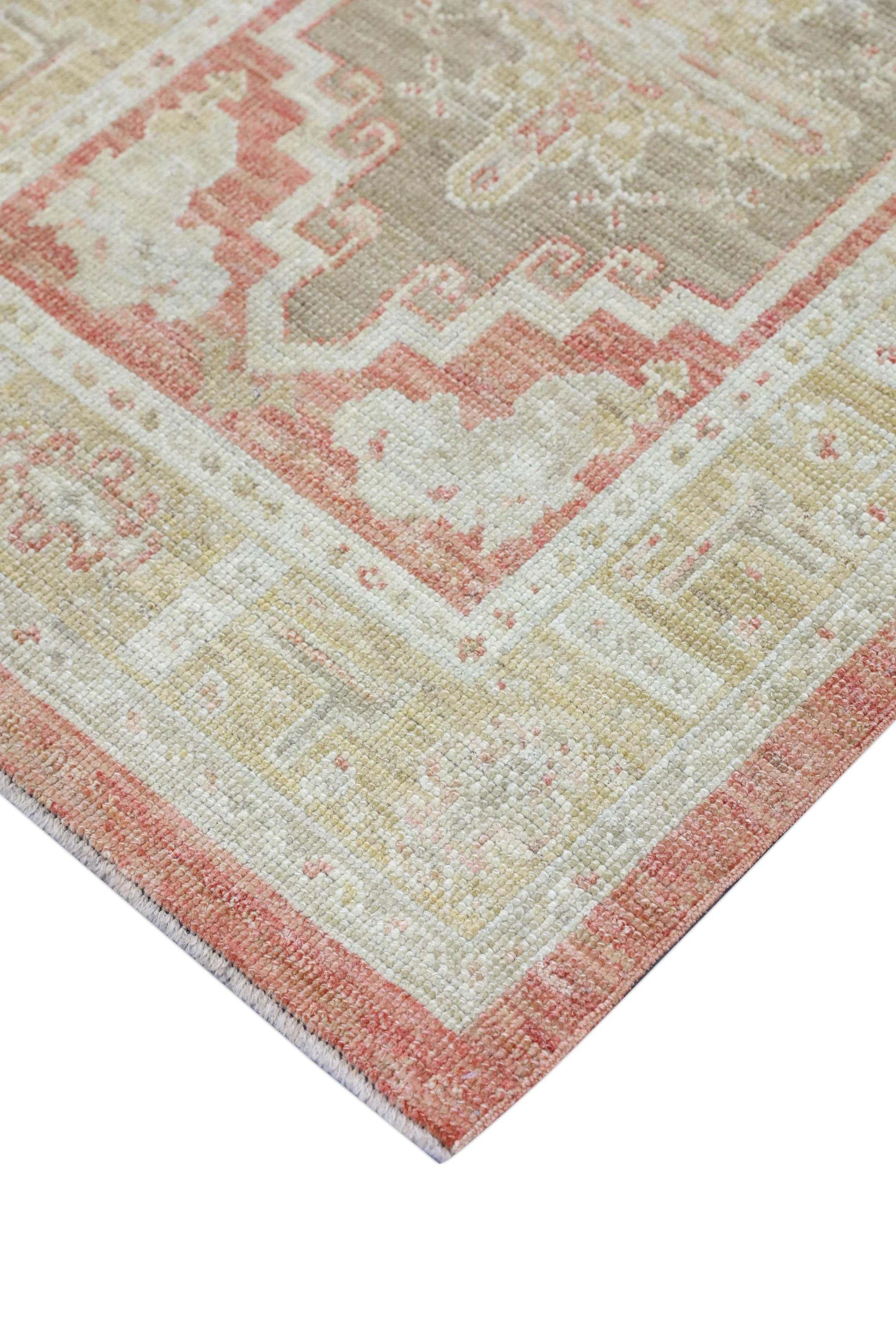 Roter handgewebter türkischer Oushak-Teppich aus Wolle mit Medaillon-Design 2'11