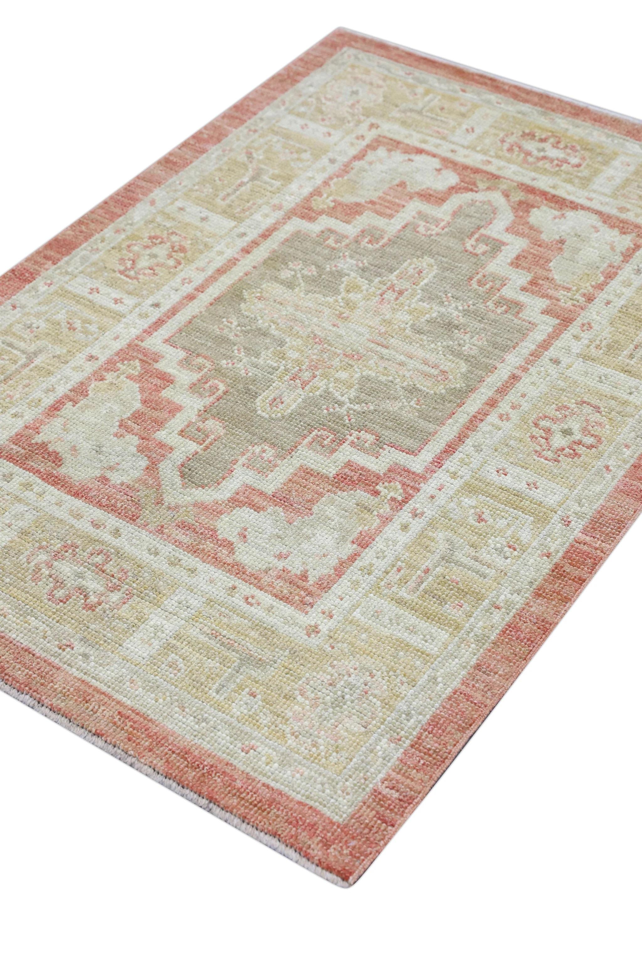 Roter handgewebter türkischer Oushak-Teppich aus Wolle mit Medaillon-Design 2'11