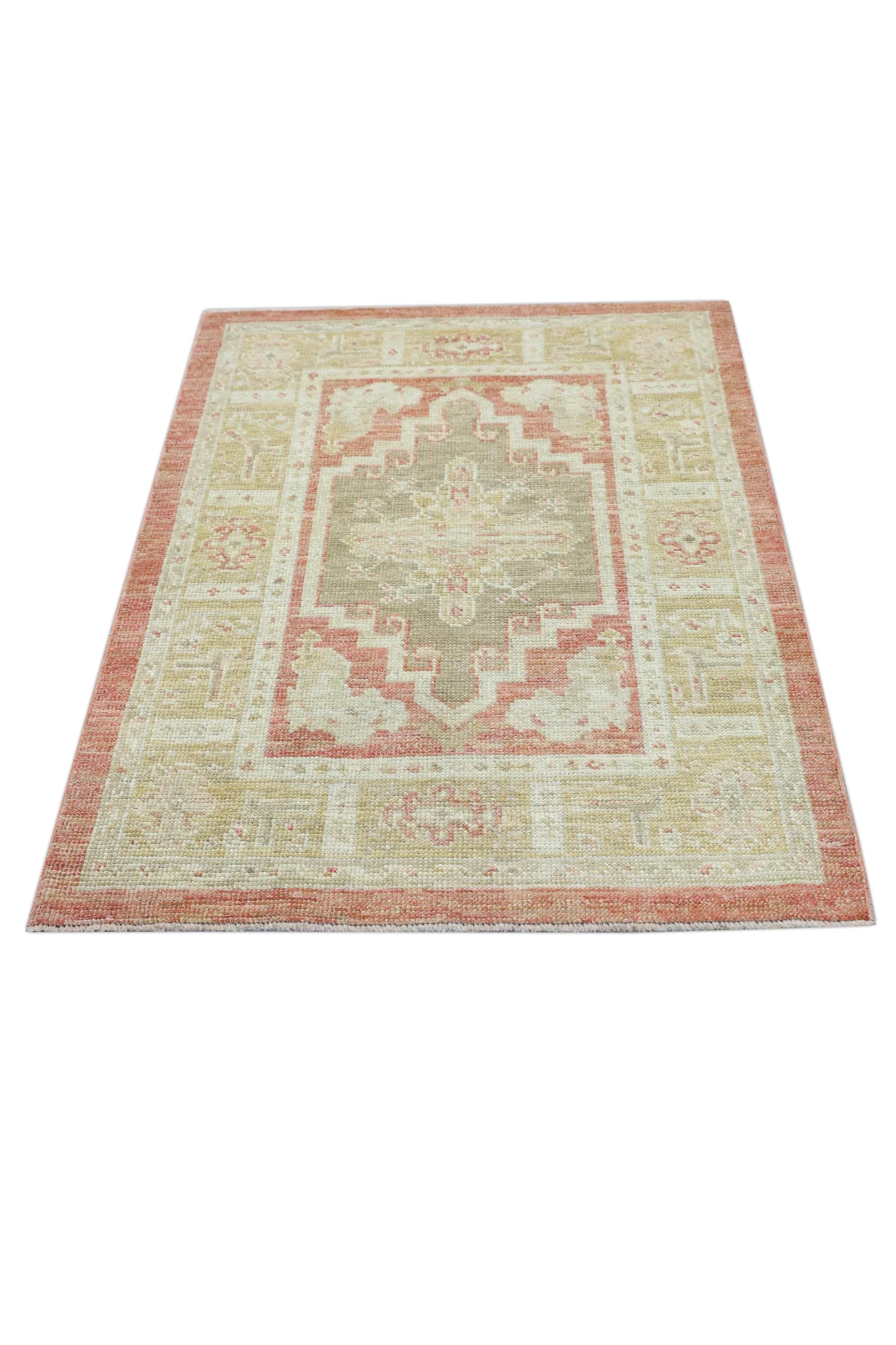 Roter handgewebter türkischer Oushak-Teppich aus Wolle mit Medaillon-Design 2'11
