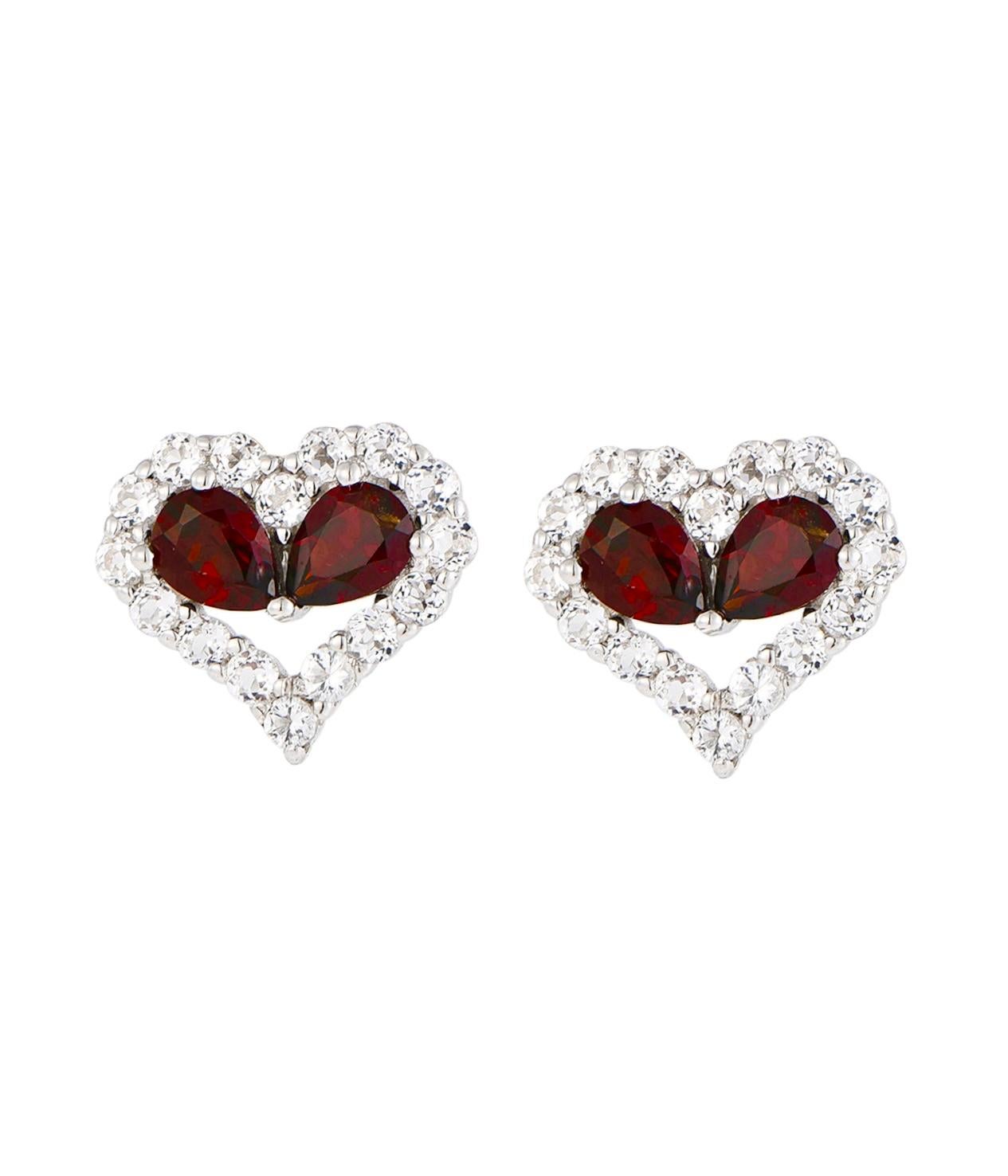 Granato rosso Nature: Forma a pera, dimensioni 3x4 mm ciascuno

Topazio bianco naturale: Forma rotonda, dimensioni 1,5 mm ciascuna

Argento 925 con placcatura al rodio 

Questi incantevoli orecchini a forma di cuore rosso sono caratterizzati