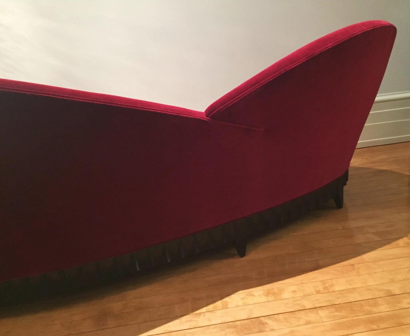 Divano Red Heart con mogano massiccio e tessuto in velluto rosso in vendita 1